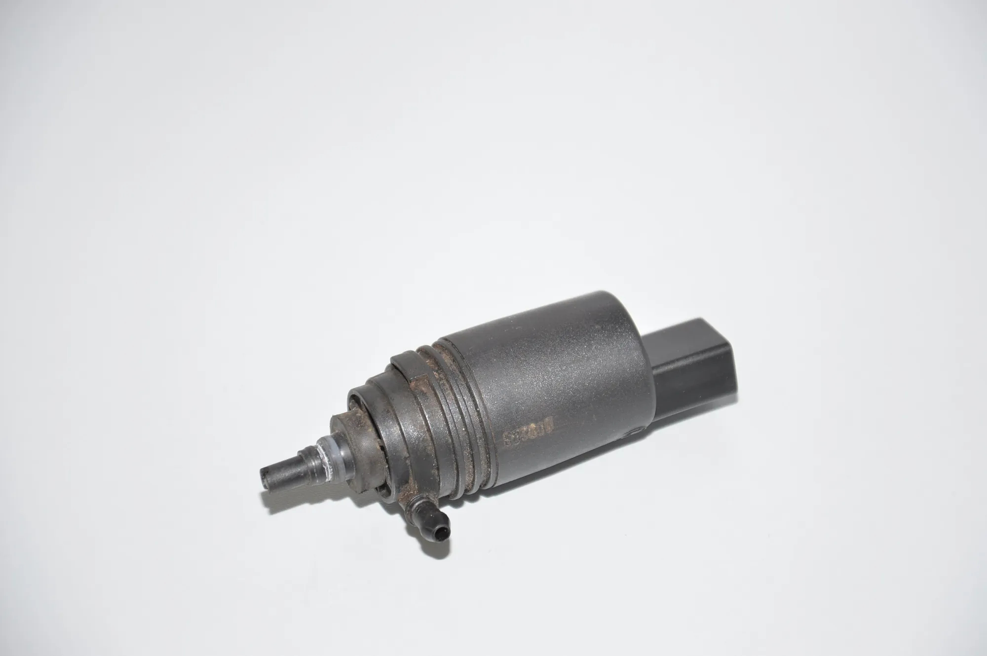 Washer Tank Motor – OEM 8377612 · BMW Z8 Roadster (E52) BMW Z8 Roadster (E52) 4.9 2000 – 3