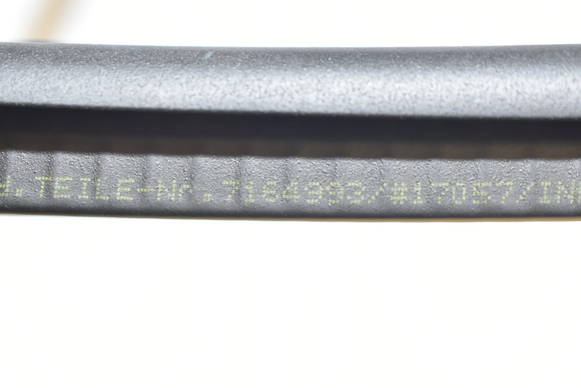Front Left Door Seal Rubber – OEM 7164993 · BMW 1 Cabrio (E88) 120 d 2008 – 3