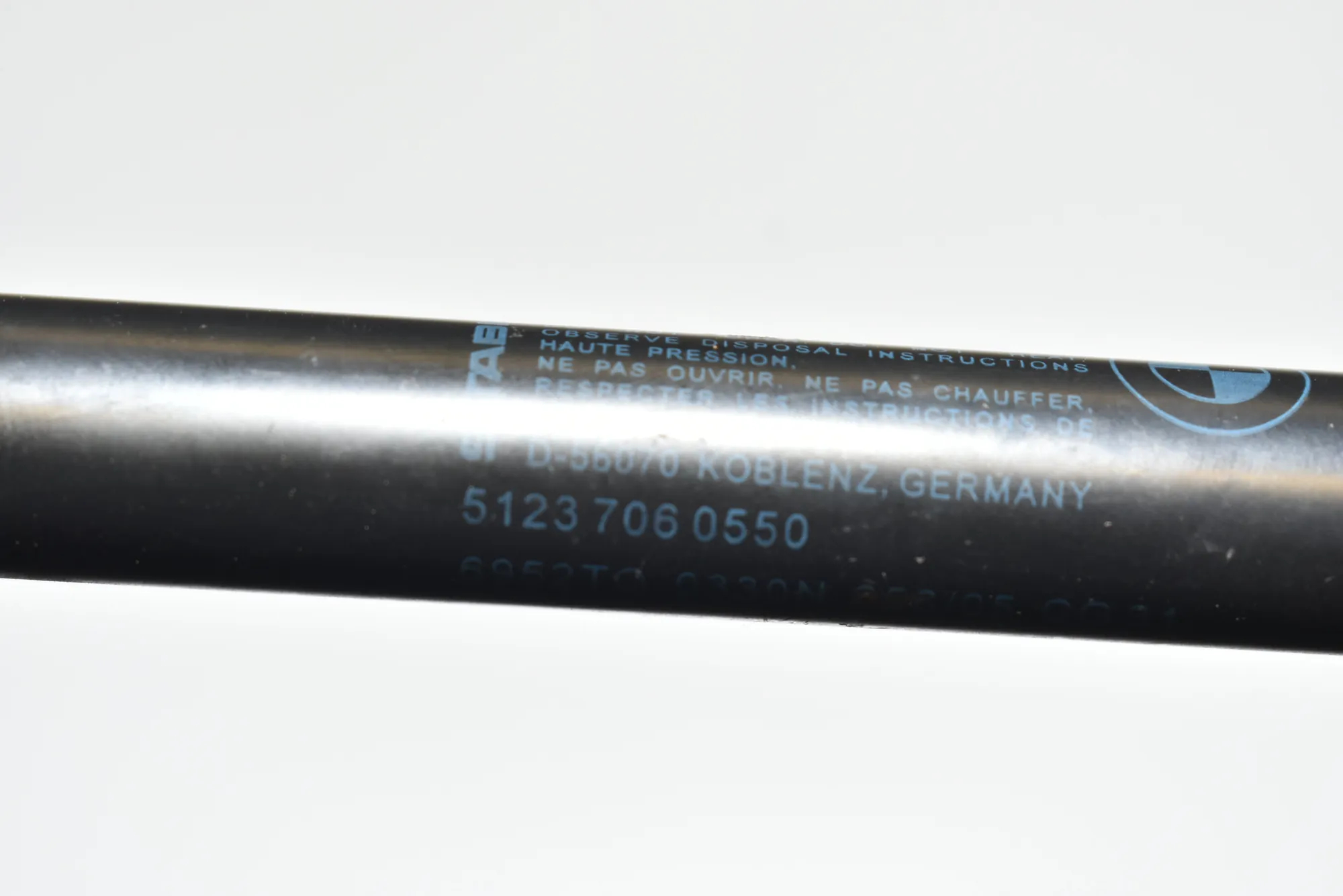 Front Right Bonnet Strut – OEM 7060550 · BMW 3 (E90) BMW 3 (E90) 320 i 2009 – 2