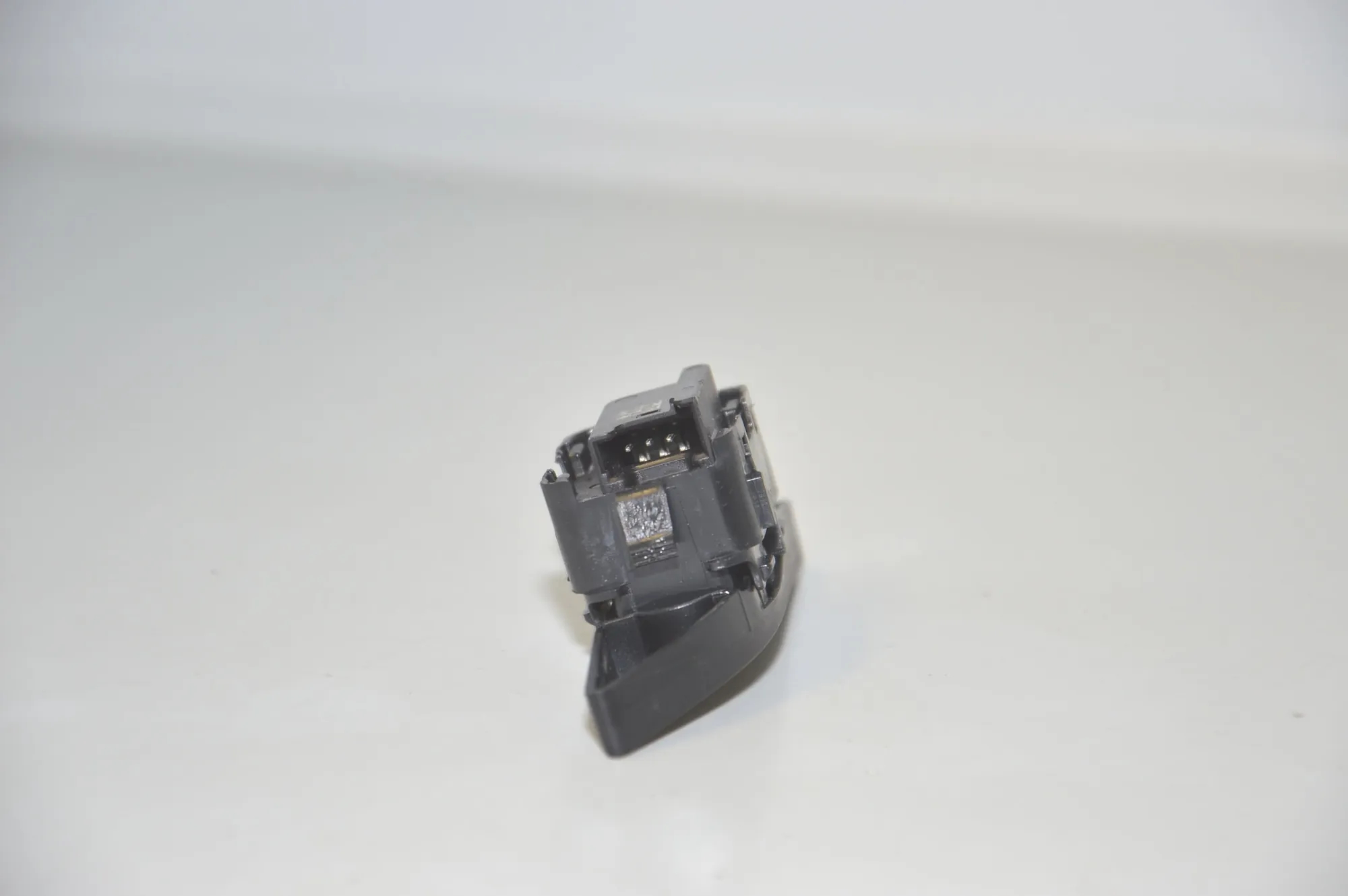 Central Locking Switch – OEM 9860546 · BMW F90 BMW F90 (G30, F90) M5 2018 – 6