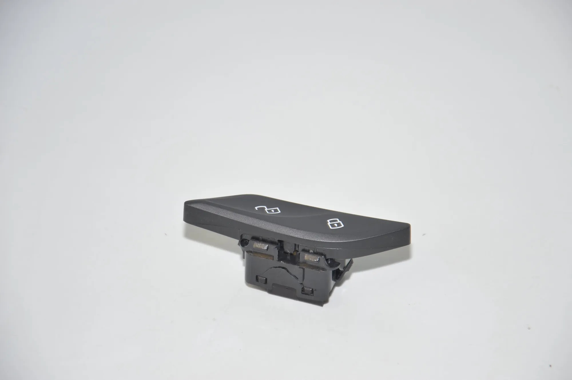 Central Locking Switch – OEM 9860546 · BMW F90 BMW F90 (G30, F90) M5 2018 – 3