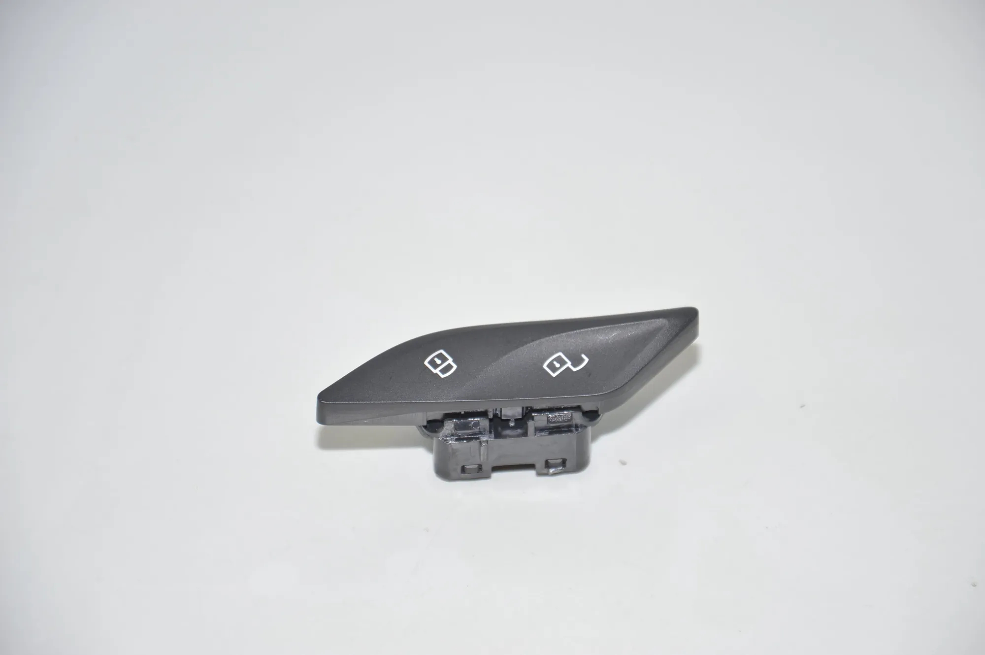 Central Locking Switch – OEM 9860546 · BMW F90 BMW F90 (G30, F90) M5 2018