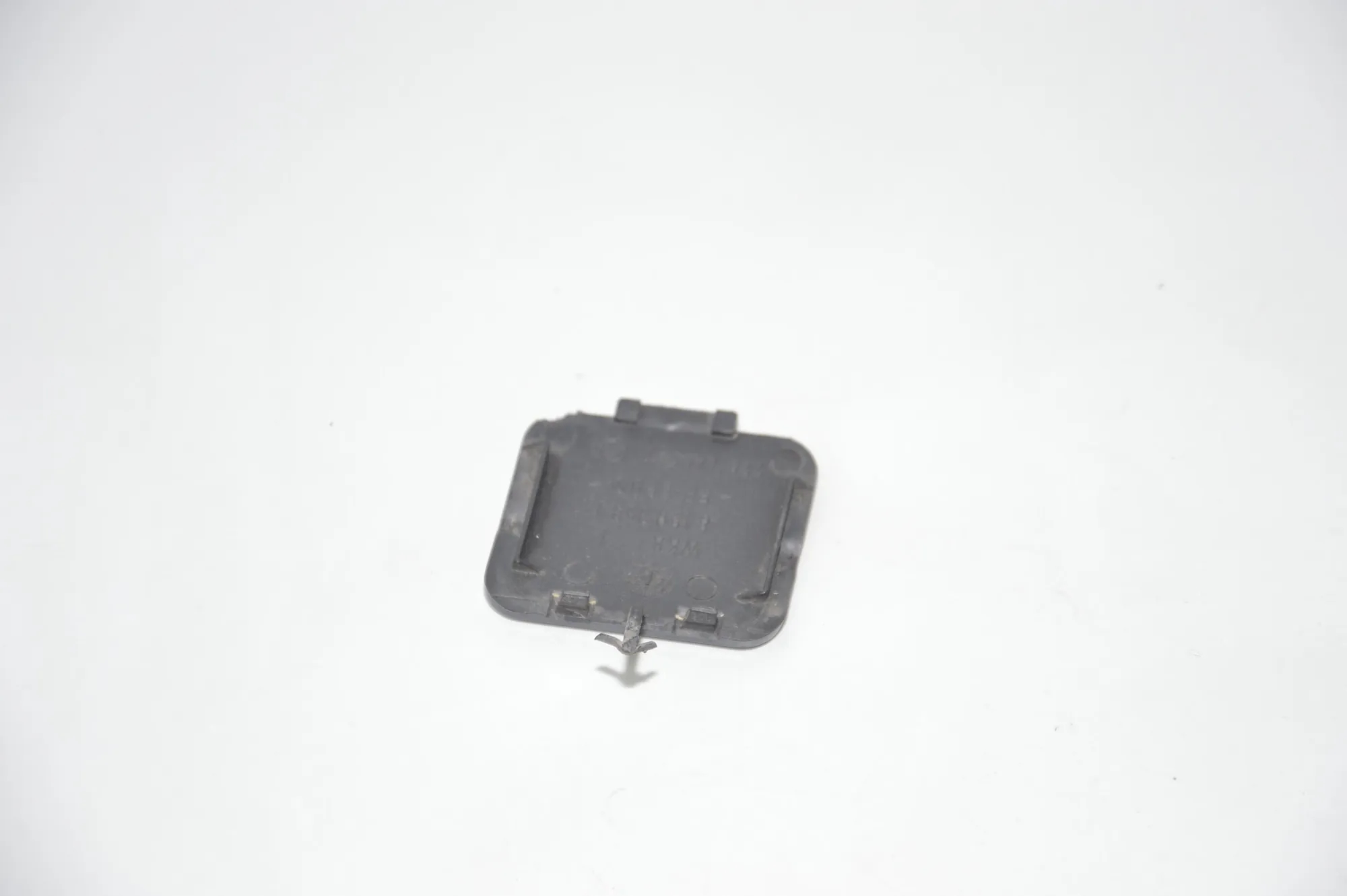 Front Bumper Tow Eye Cover – OEM 8159353 · BMW 5 Touring (E39) 525 d 2003 – 4