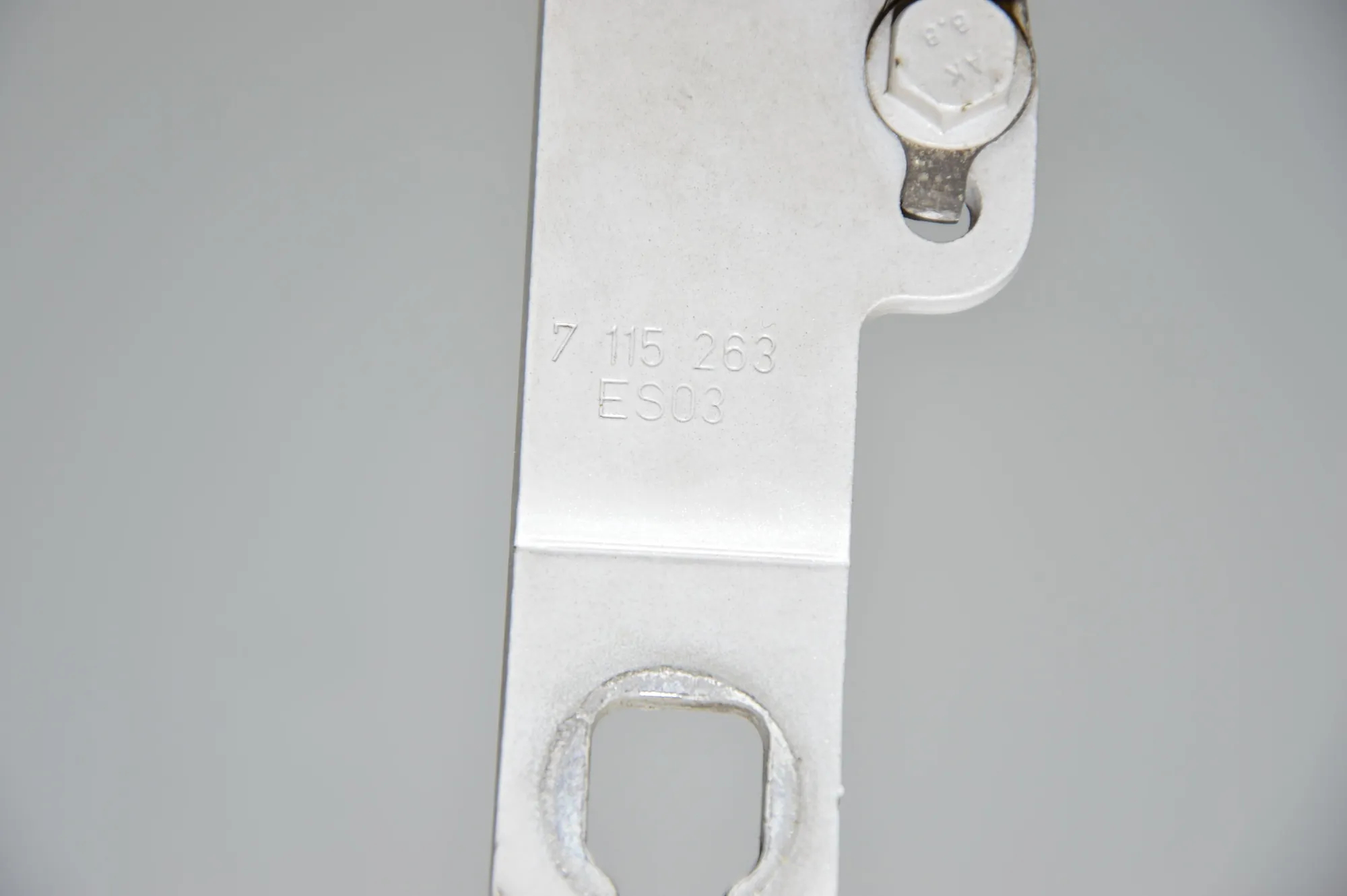 Front Left Bonnet Hinge – OEM 7115263 · BMW 3 (E90) 320 d 2010 – 5