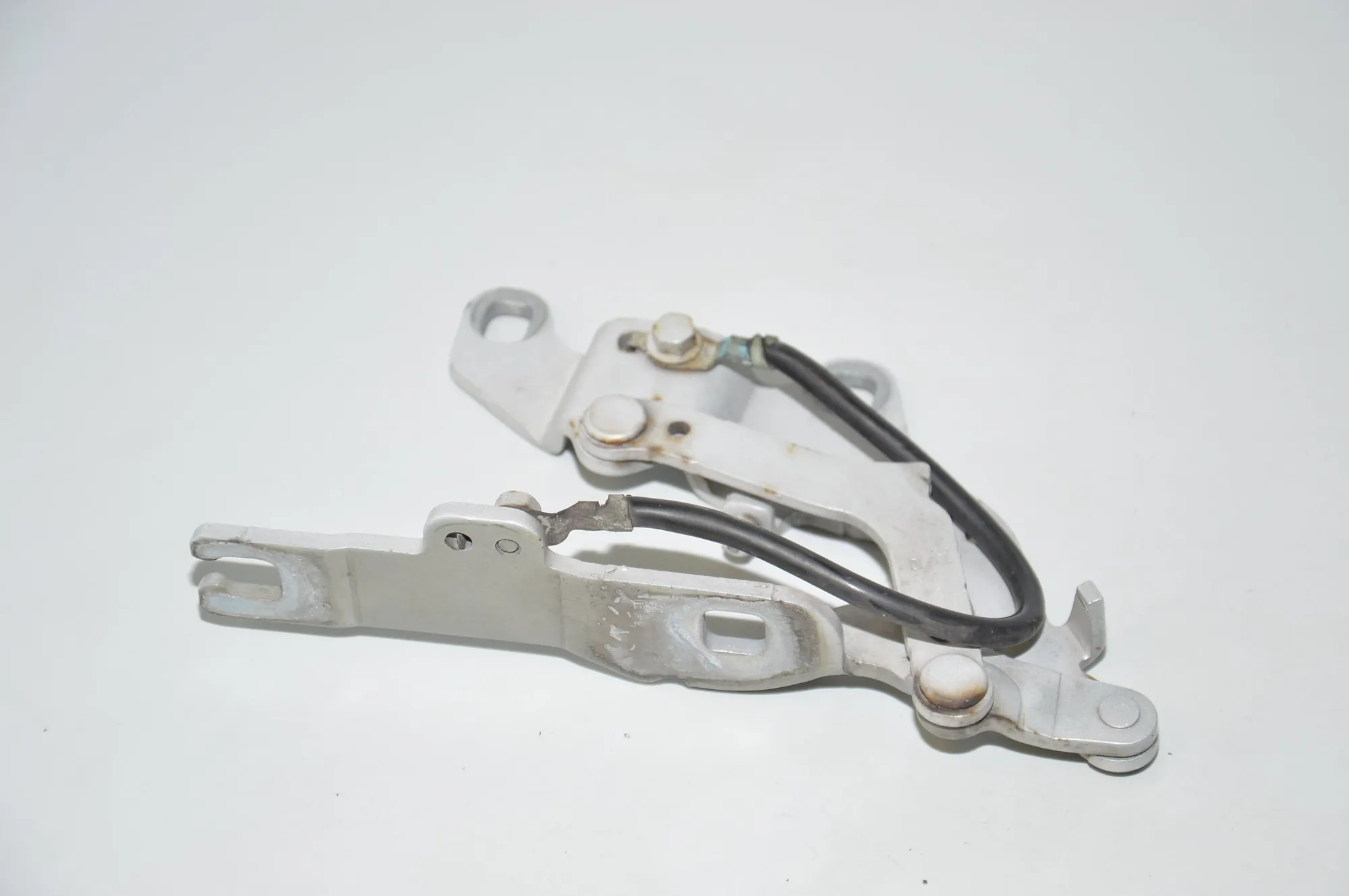 Front Left Bonnet Hinge – OEM 7115263 · BMW 3 (E90) 320 d 2010 – 4