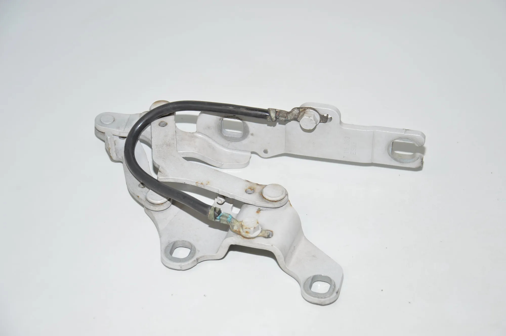 Front Left Bonnet Hinge – OEM 7115263 · BMW 3 (E90) 320 d 2010 – 3