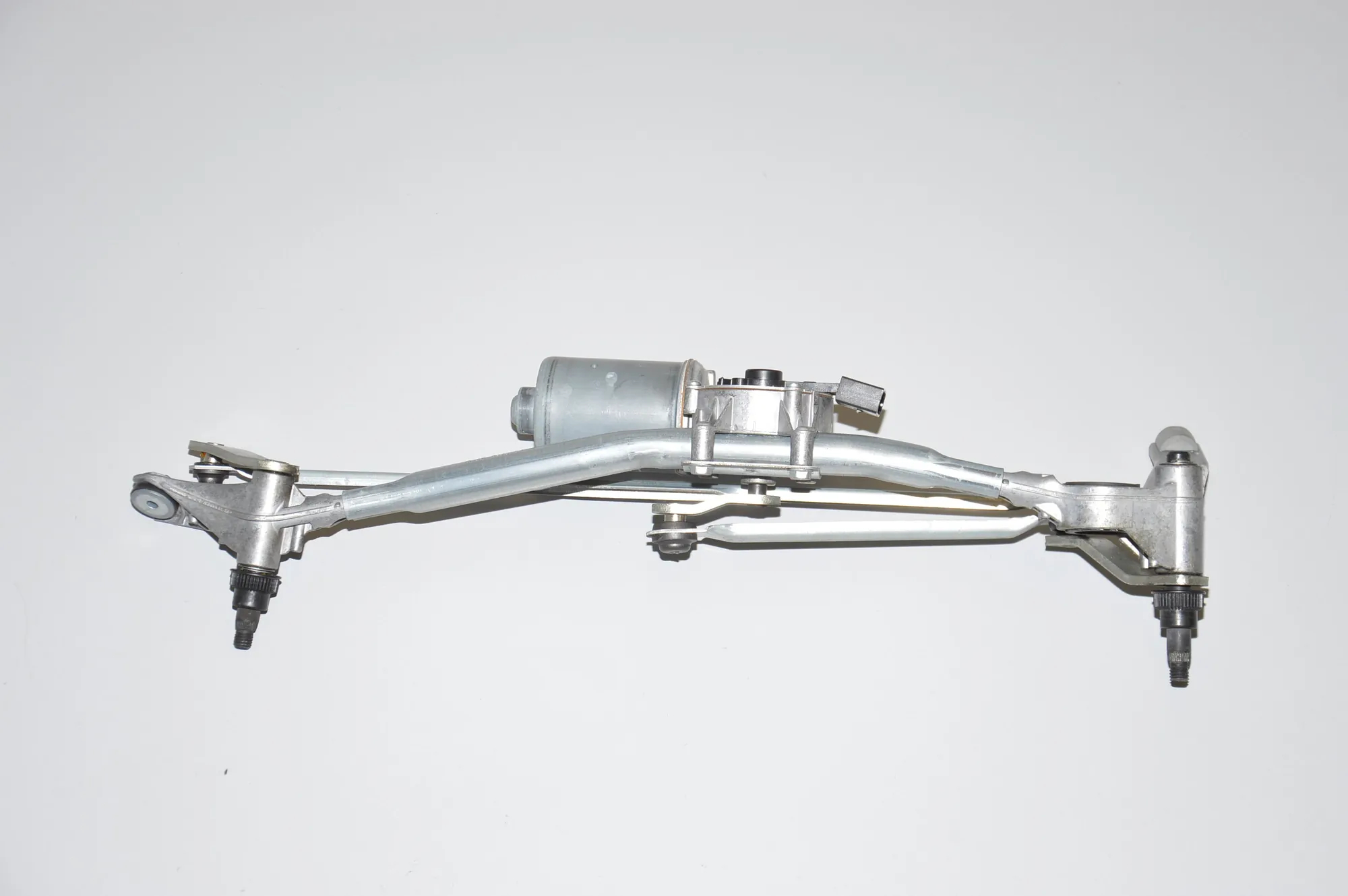 Front Windshield Wiper Mechanism – OEM 7161710 · BMW 3 (E90) 320 d 2010 – 2