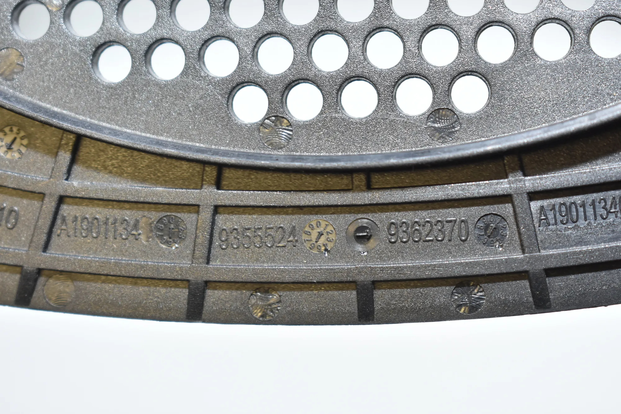 Loudspeaker Cover – OEM 9355524 · BMW 5 (G30) BMW 5 (G30) 530 i 2018 – 5