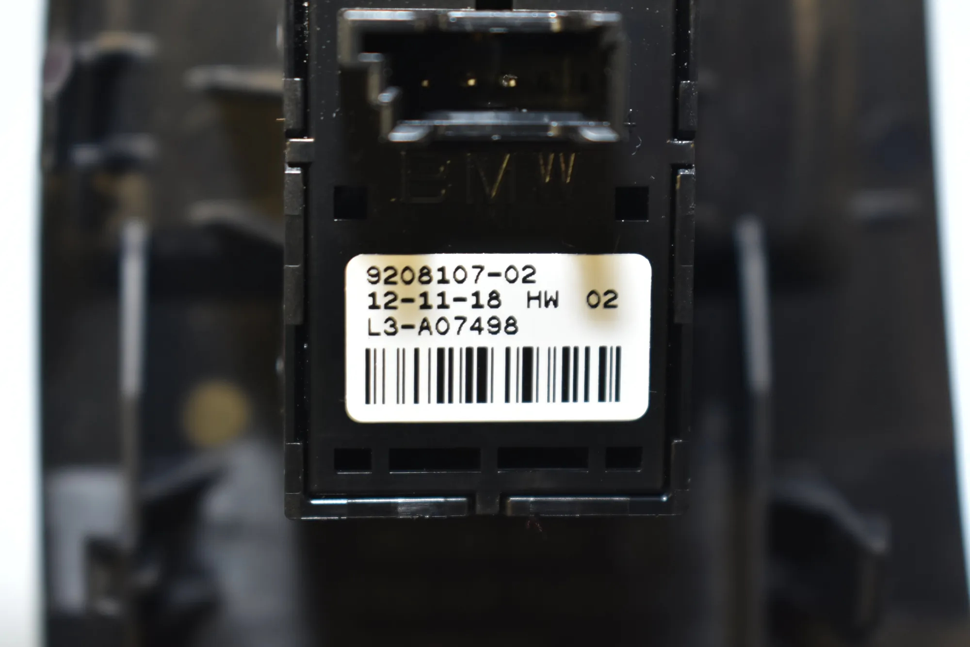 Front Left Door Window Switch – OEM 9208107 · BMW i3 (I01) Electric 2019 – 5