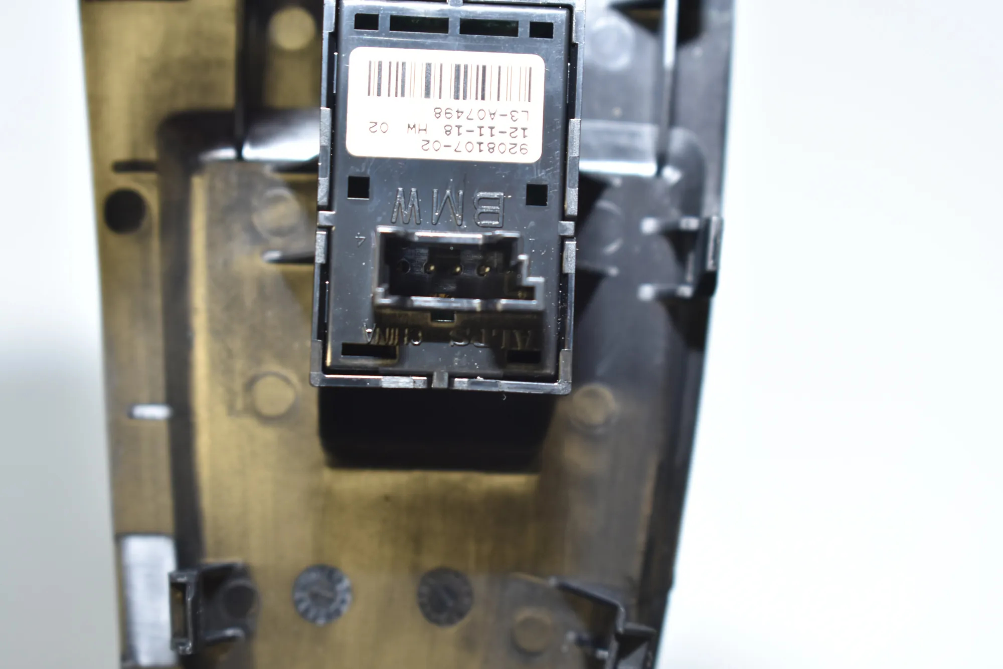 Front Left Door Window Switch – OEM 9208107 · BMW i3 (I01) Electric 2019 – 4