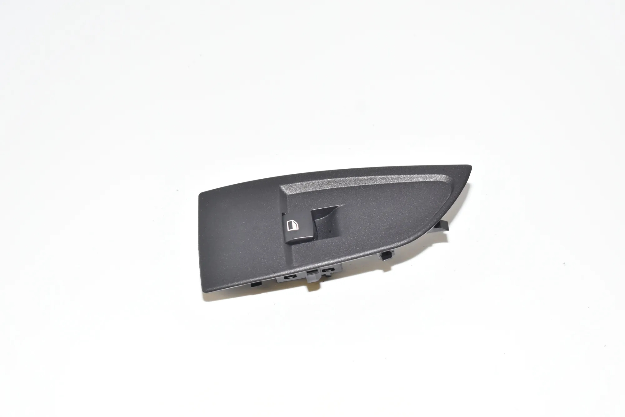 Front Left Door Window Switch – OEM 9208107 · BMW i3 (I01) Electric 2019 – 2