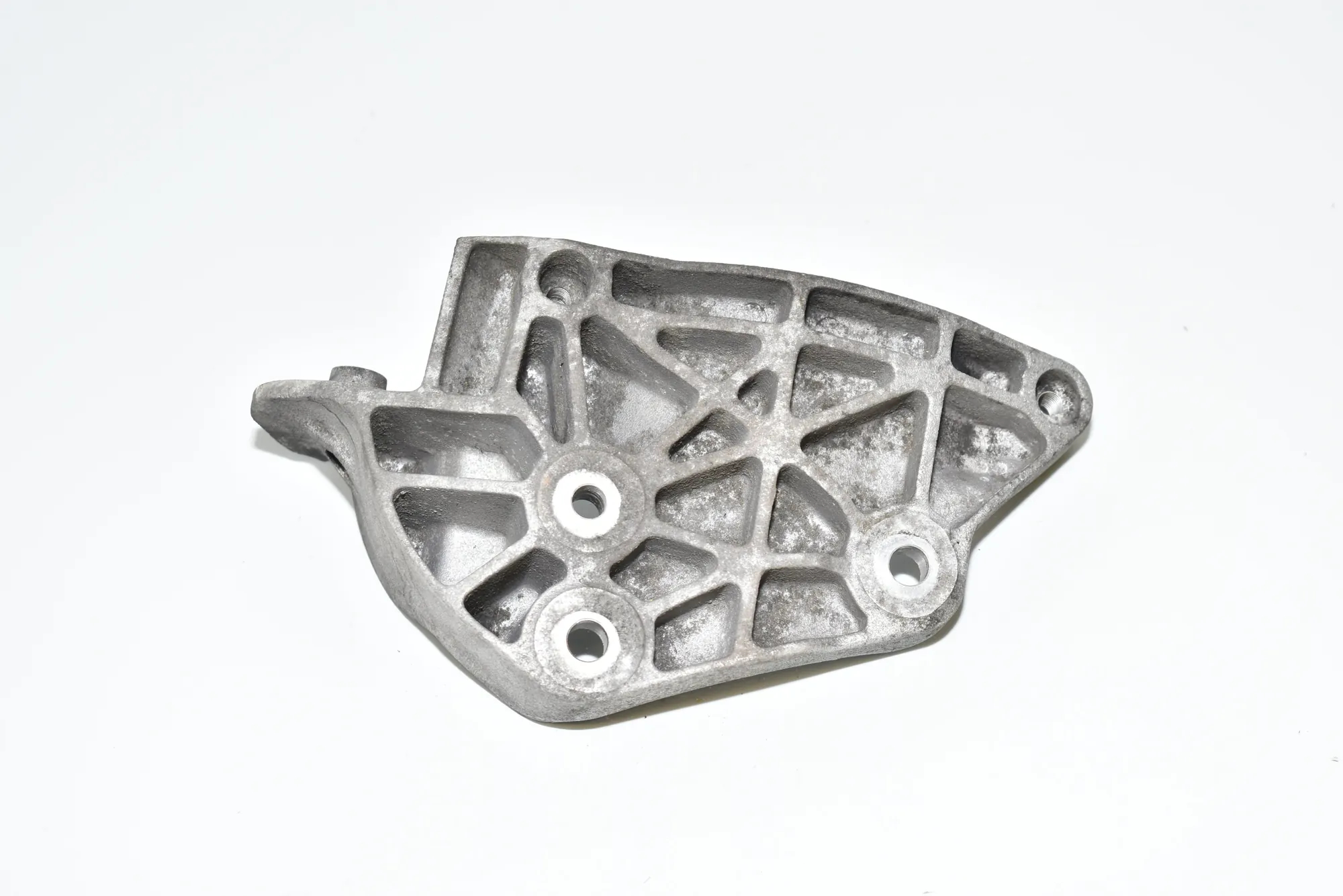 Air Conditioner Compressor Bracket – OEM 7788661 · BMW 7 (E65, E66, E67) 745 d 2005