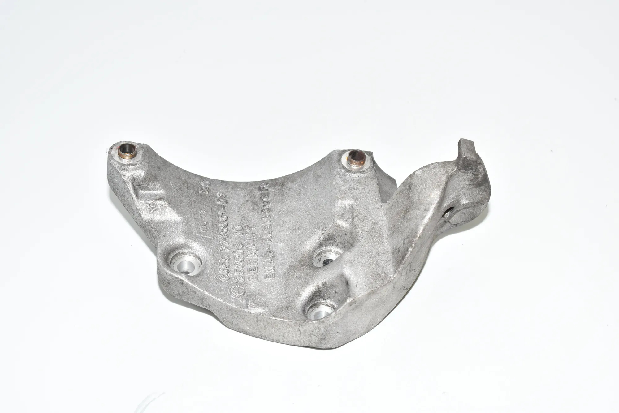 Air Conditioner Compressor Bracket – OEM 7788661 · BMW 7 (E65, E66, E67) 745 d 2005 – 2