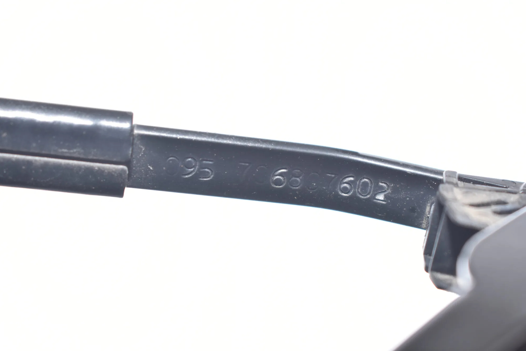 Tailgate Window Wiper Arm – OEM 7068076 · BMW X5 (E53) 3.0 d 2006 – 4