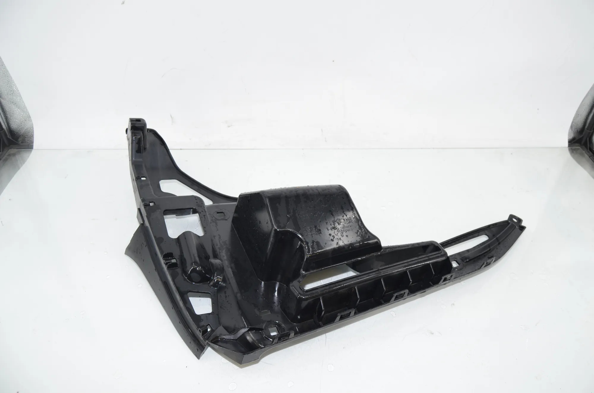 Rear Left Bumper Bracket – OEM 7296753 · BMW i3 (I01) s Range Extender 2019 – 4