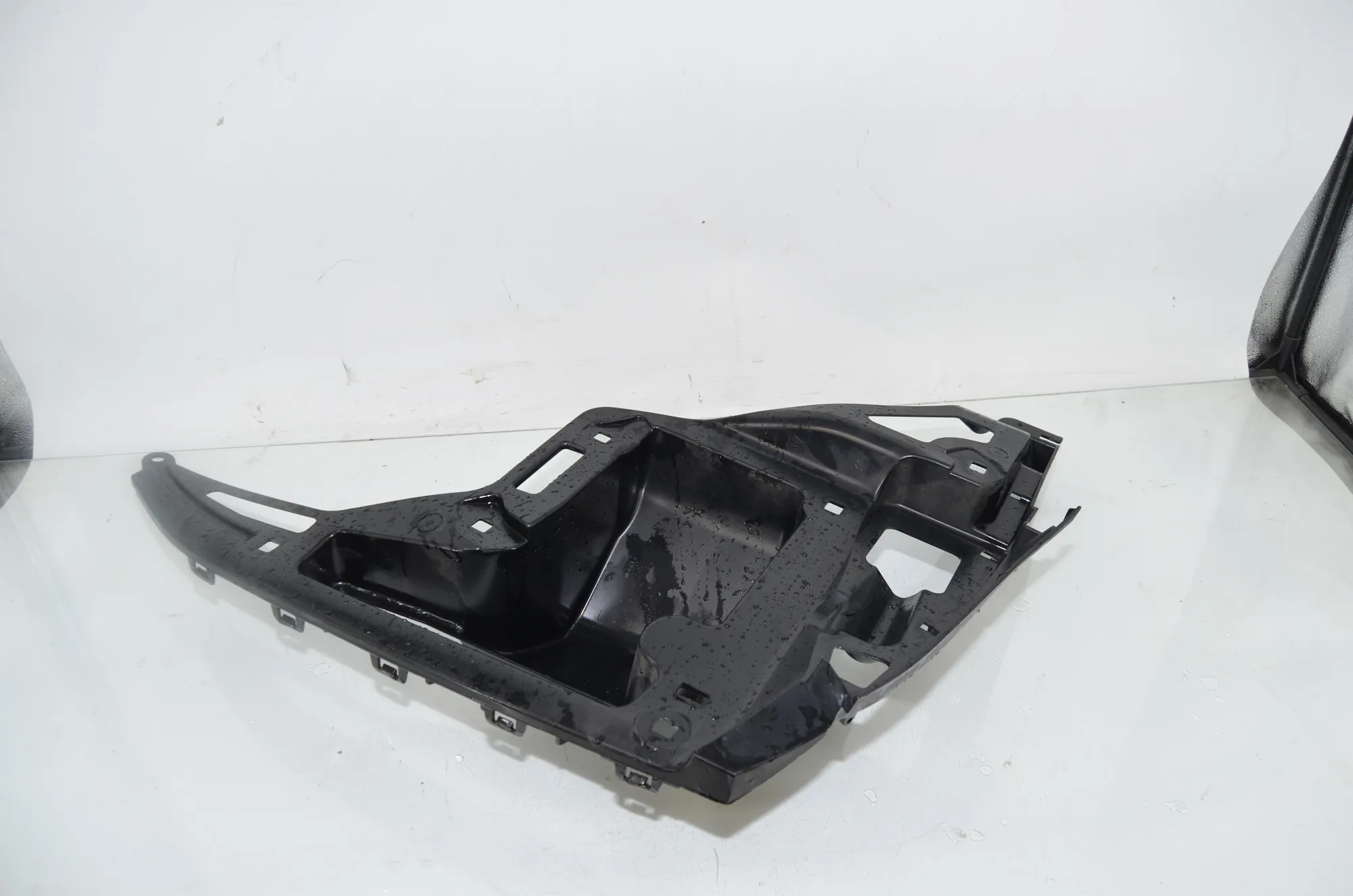 Rear Left Bumper Bracket – OEM 7296753 · BMW i3 (I01) s Range Extender 2019 – 2