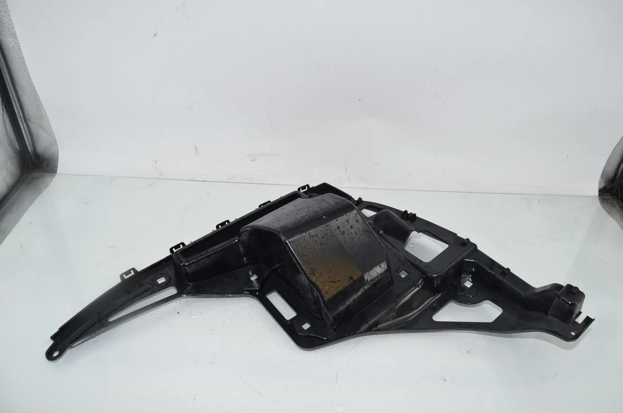 Rear Left Bumper Bracket – OEM 7296753 · BMW i3 (I01) s Range Extender 2019 – 3