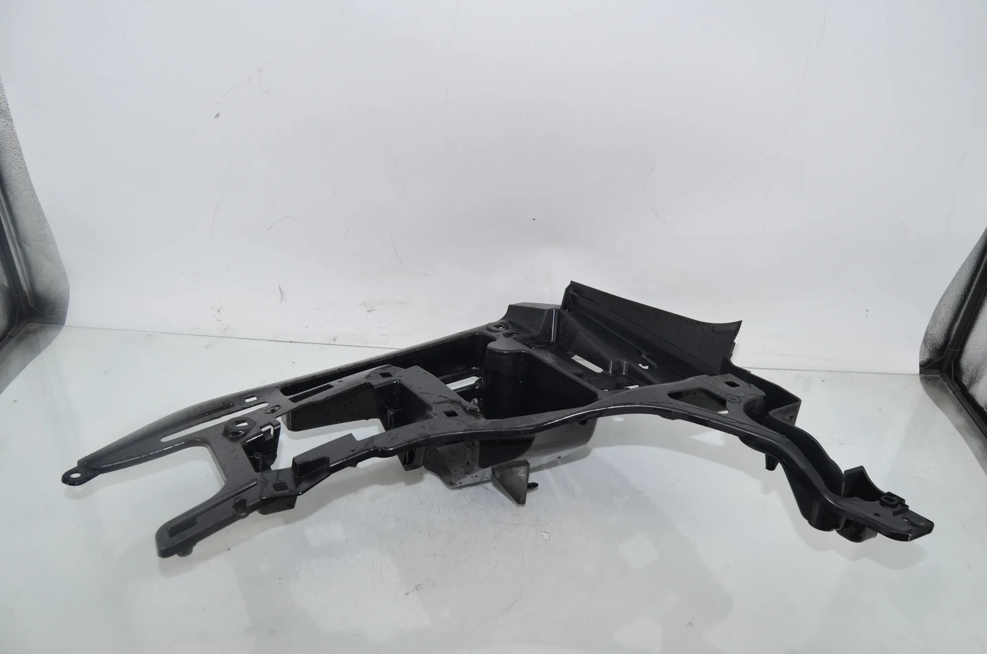 Rear Right Bumper Bracket – OEM 7296754 · BMW i3 (I01) s Range Extender 2019 – 2