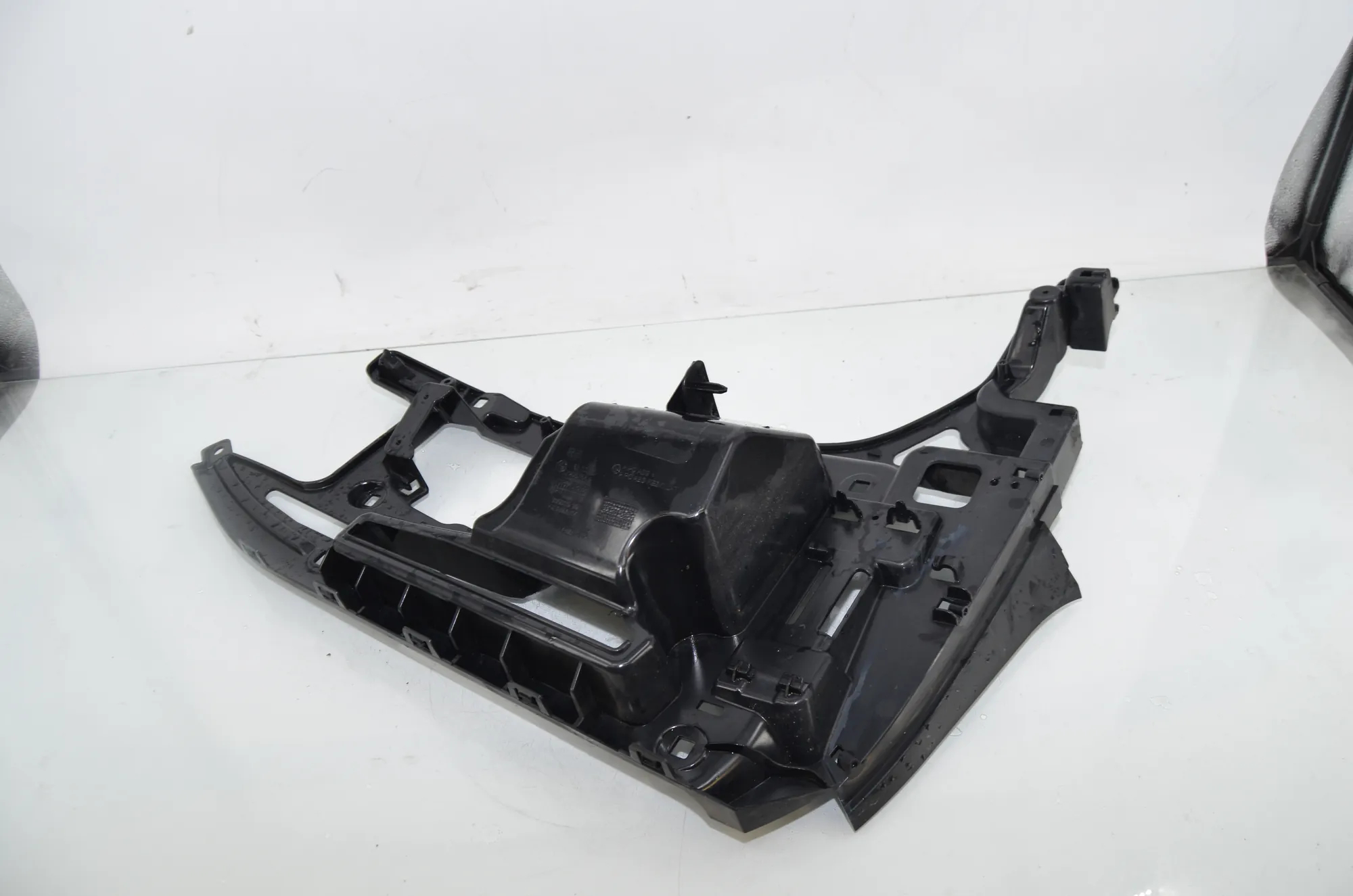 Rear Right Bumper Bracket – OEM 7296754 · BMW i3 (I01) s Range Extender 2019 – 4