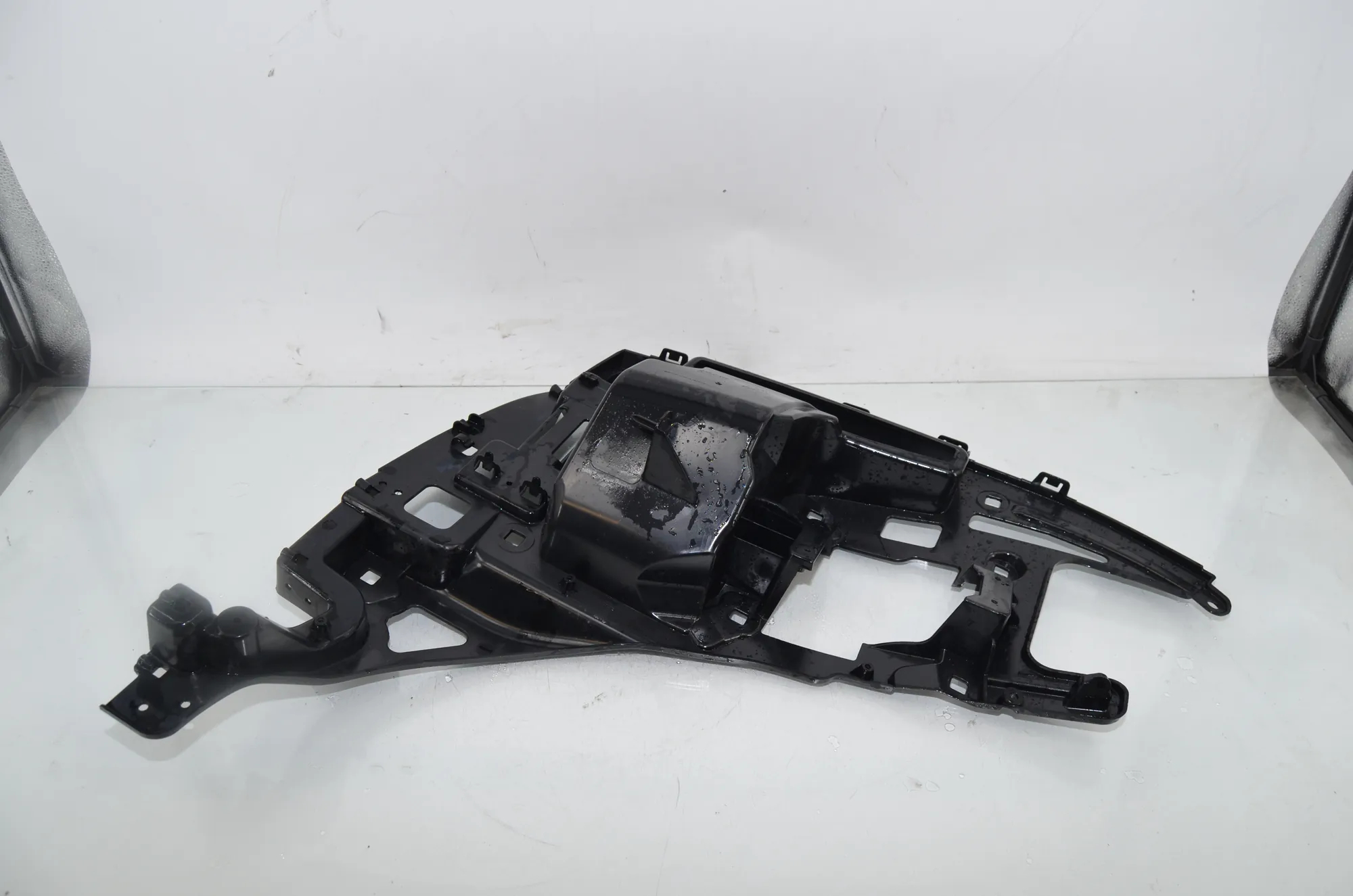 Rear Right Bumper Bracket – OEM 7296754 · BMW i3 (I01) s Range Extender 2019 – 3