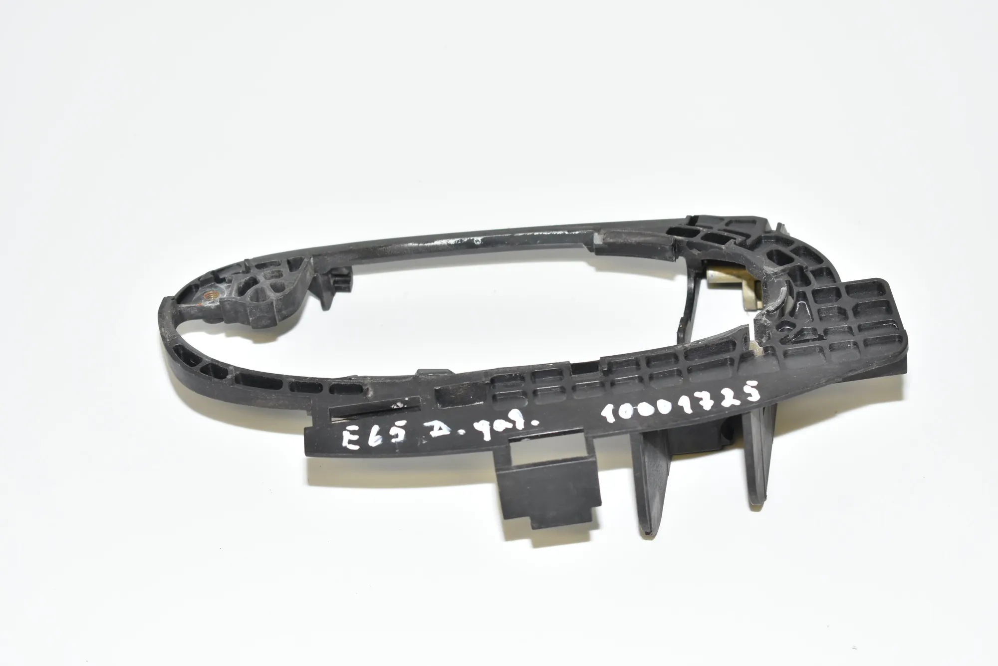 Rear Right Door Interior Handle Frame – OEM 7013704 · BMW 7 (E65, E66, E67) 745 d 2005