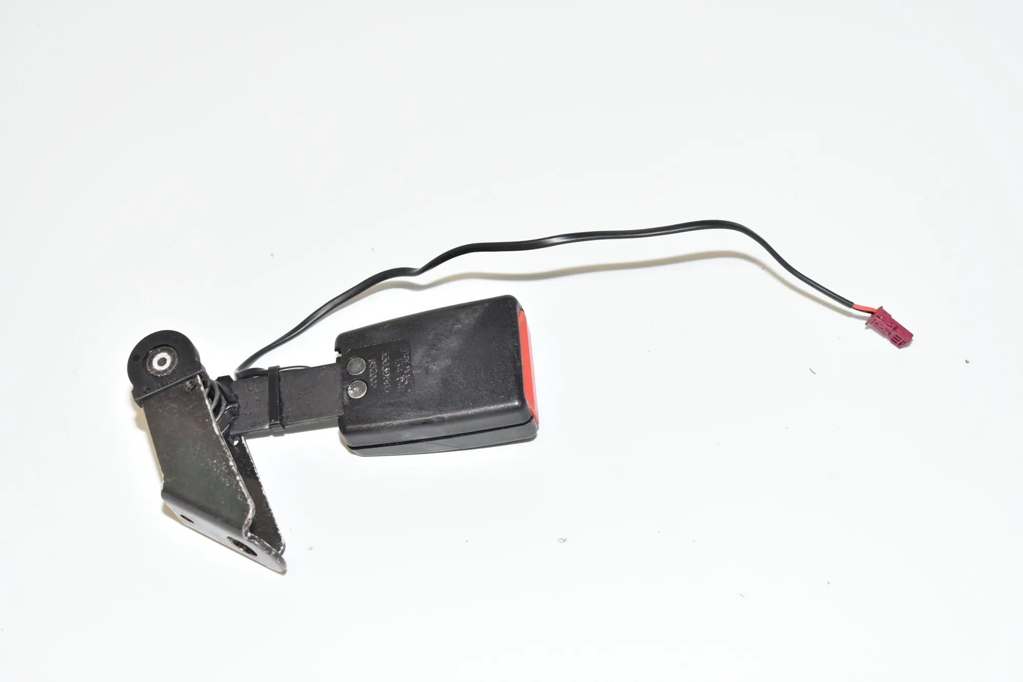 Rear Left Seat Buckle – OEM 7134041 · BMW 7 (E65, E66, E67) 745 d 2005