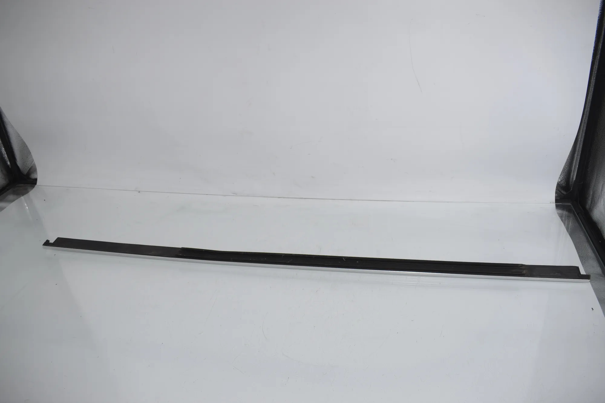 Rear Right Door Window Strip – OEM 5A8A286 · BMW X7 (G07) BMW X7 (G07) xDrive 40 i 2019 – 2