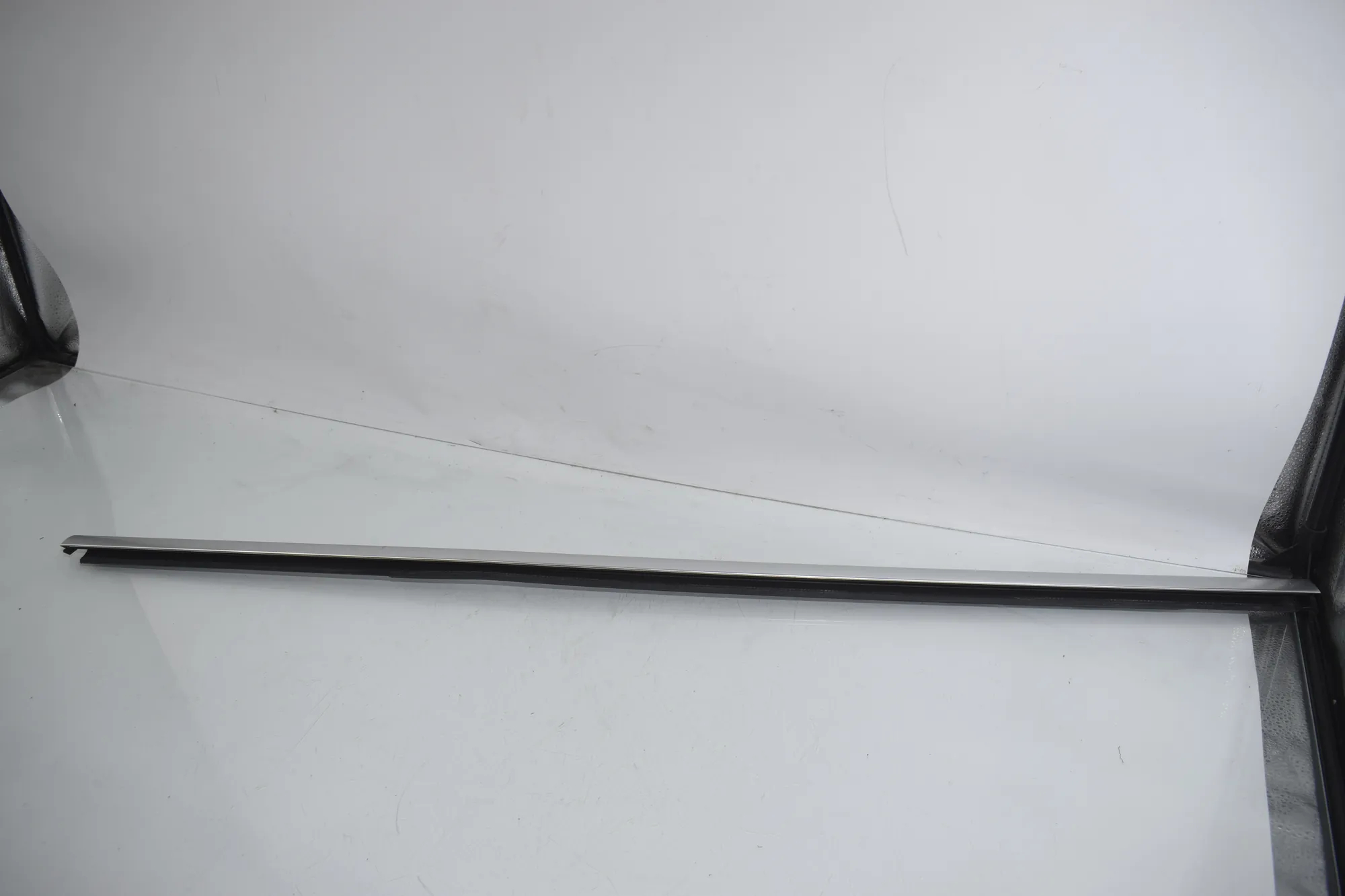 Rear Right Door Window Strip – OEM 5A8A286 · BMW X7 (G07) BMW X7 (G07) xDrive 40 i 2019 – 3