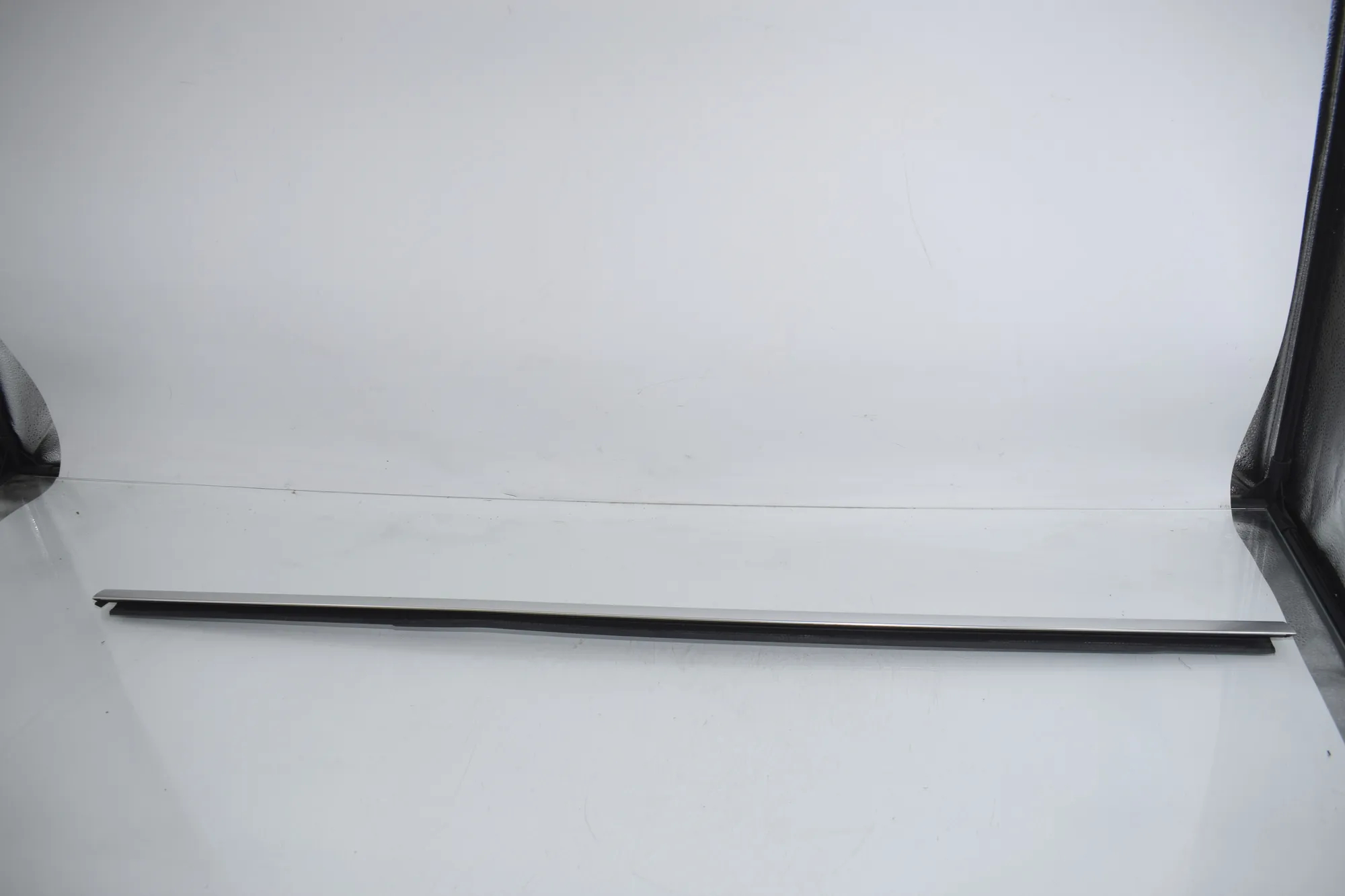 Rear Right Door Window Strip – OEM 5A8A286 · BMW X7 (G07) BMW X7 (G07) xDrive 40 i 2019