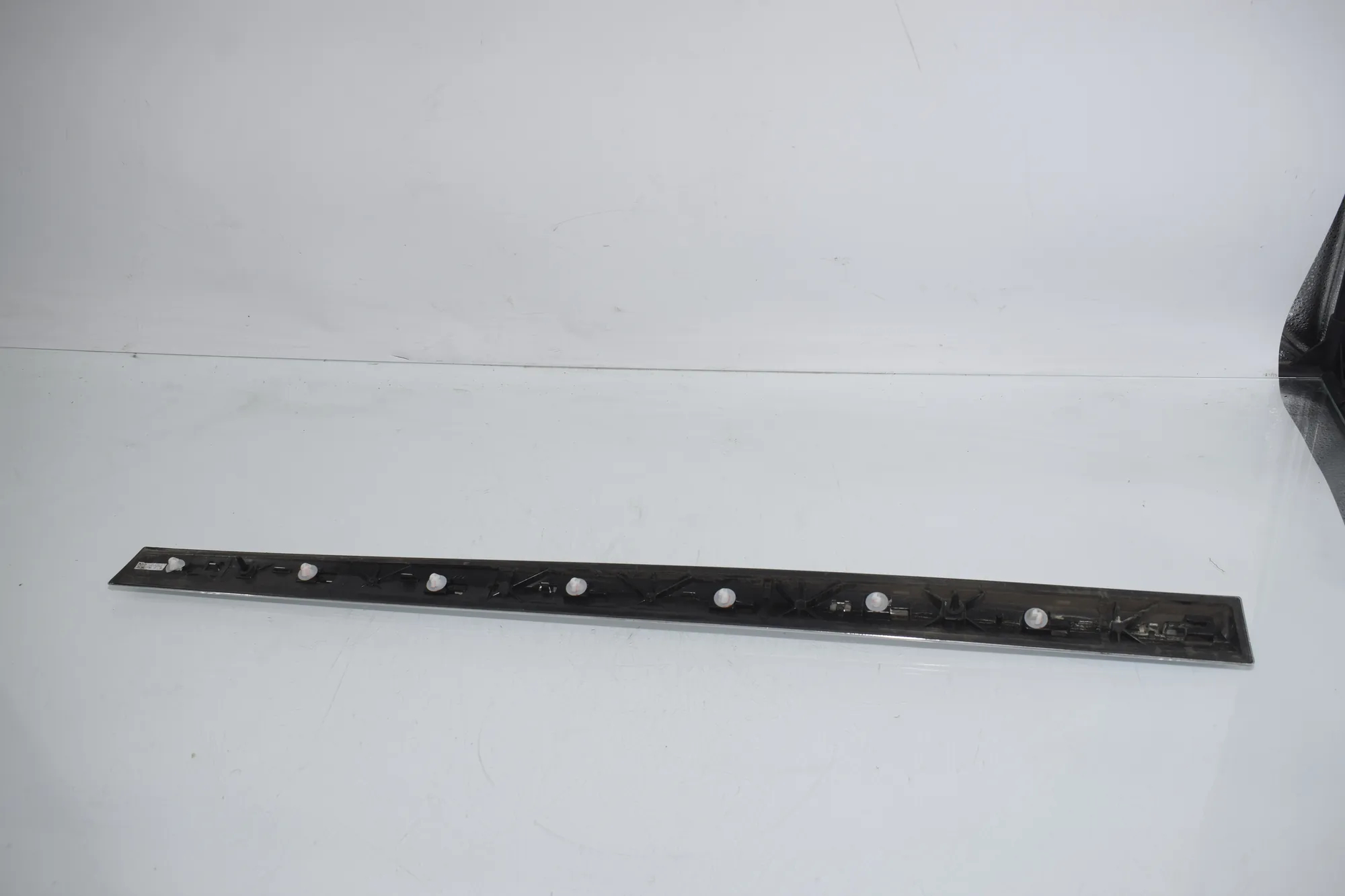 Rear Right Door Lower Molding – OEM 7428710 · BMW X7 (G07) BMW X7 (G07) xDrive 40 i Mild Hydrid 2022 – 3