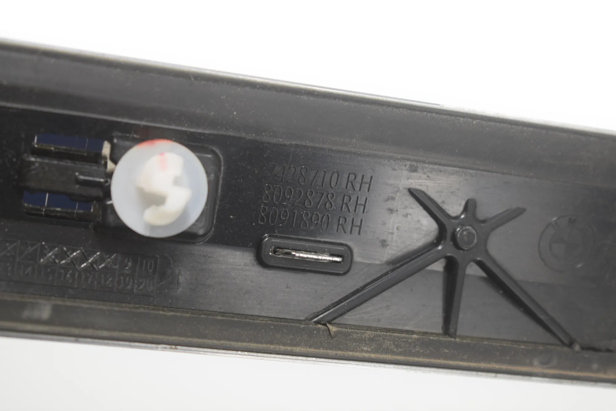 Rear Right Door Lower Molding – OEM 7428710 · BMW X7 (G07) BMW X7 (G07) xDrive 40 i Mild Hydrid 2022 – 4