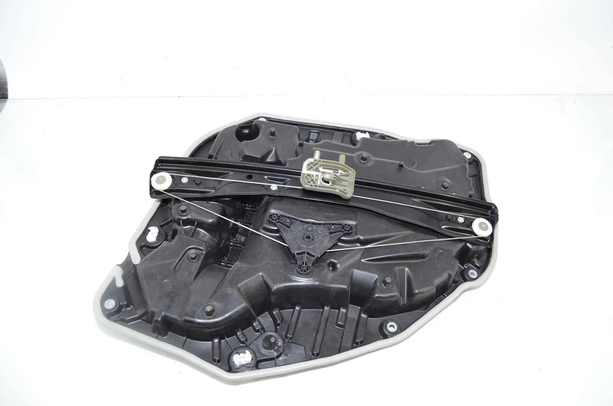Rear Right Door Window Regulator – OEM 9450786 · BMW X5 (G05) BMW X5 (G05) xDrive 45 e iPerformance 2021 – 3