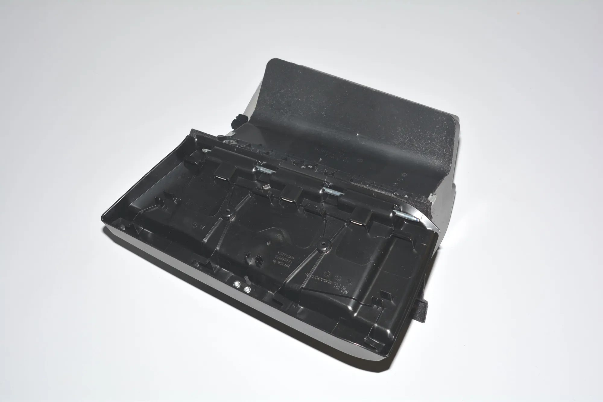 Glove Compartment – OEM 9283018 · BMW i3 (I01) Hybrid 2016 – 4