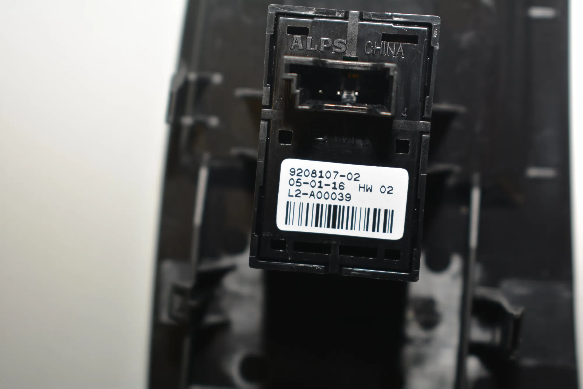 Front Left Door Window Switch – OEM 9208107 · BMW i3 (I01) Hybrid 2016 – 5