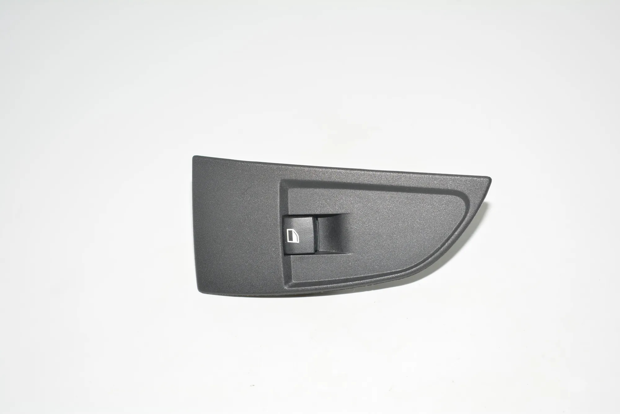 Front Left Door Window Switch – OEM 9208107 · BMW i3 (I01) Hybrid 2016 – 2