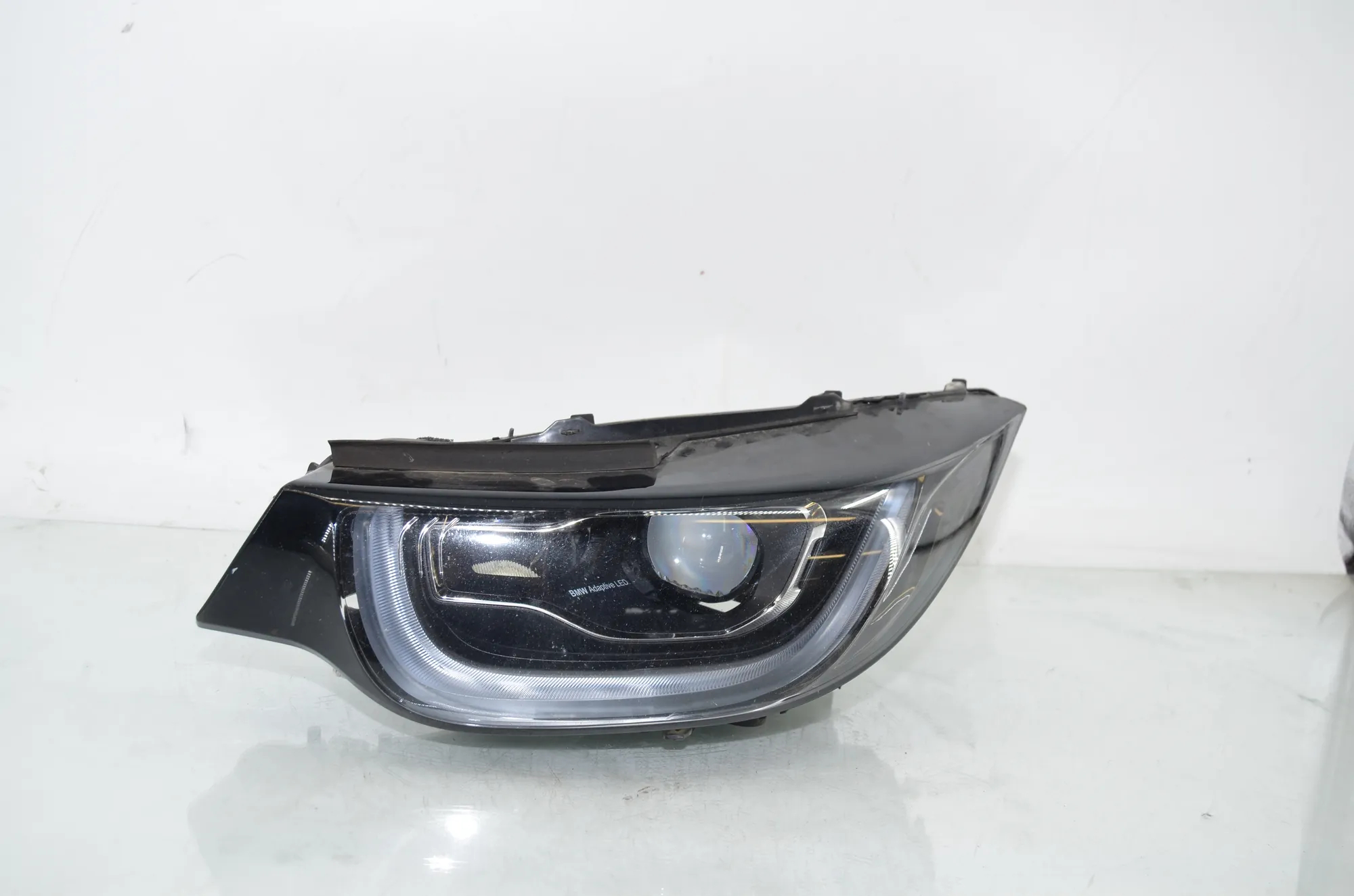 Front Left Headlight – OEM 7467757 · BMW i3 (I01) s Range Extender 2019