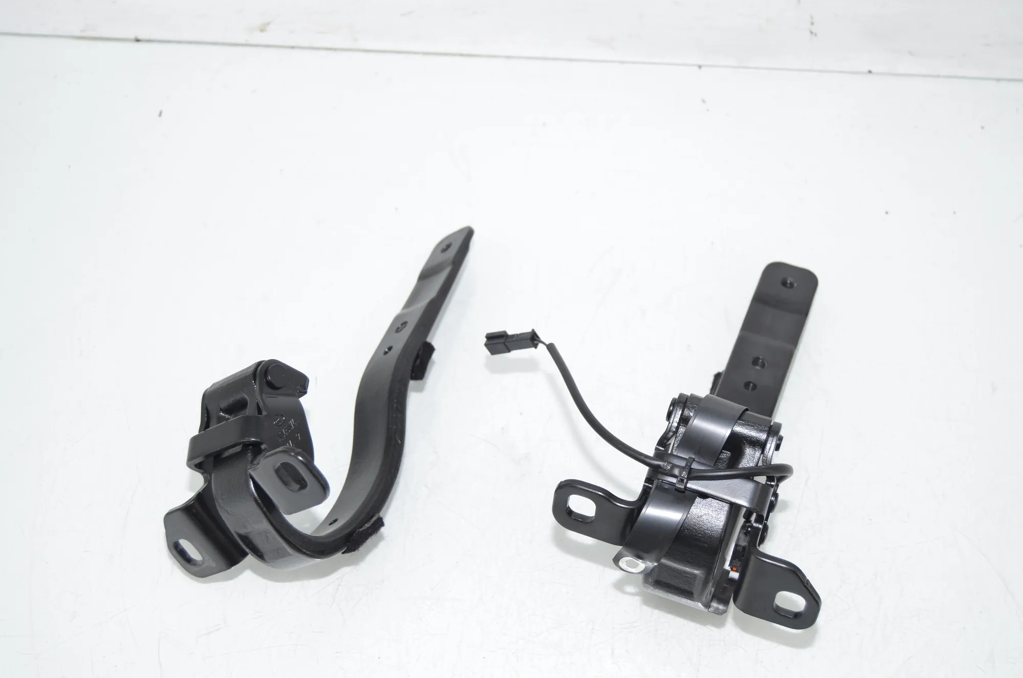 Left Side Bootlid Hinge – OEM 7296774 · BMW i3 (I01) s Range Extender 2019 – 3