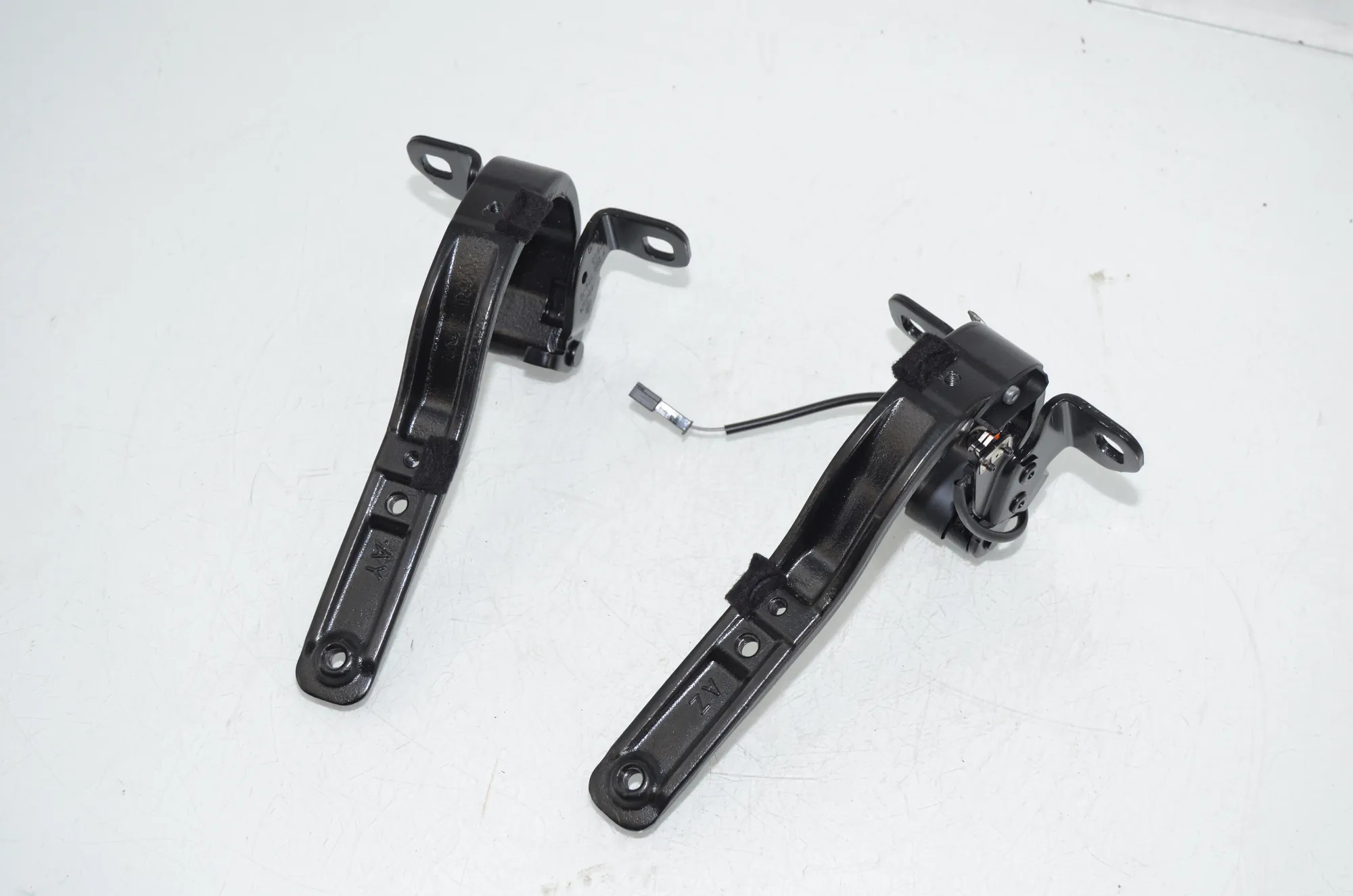 Left Side Bootlid Hinge – OEM 7296774 · BMW i3 (I01) s Range Extender 2019