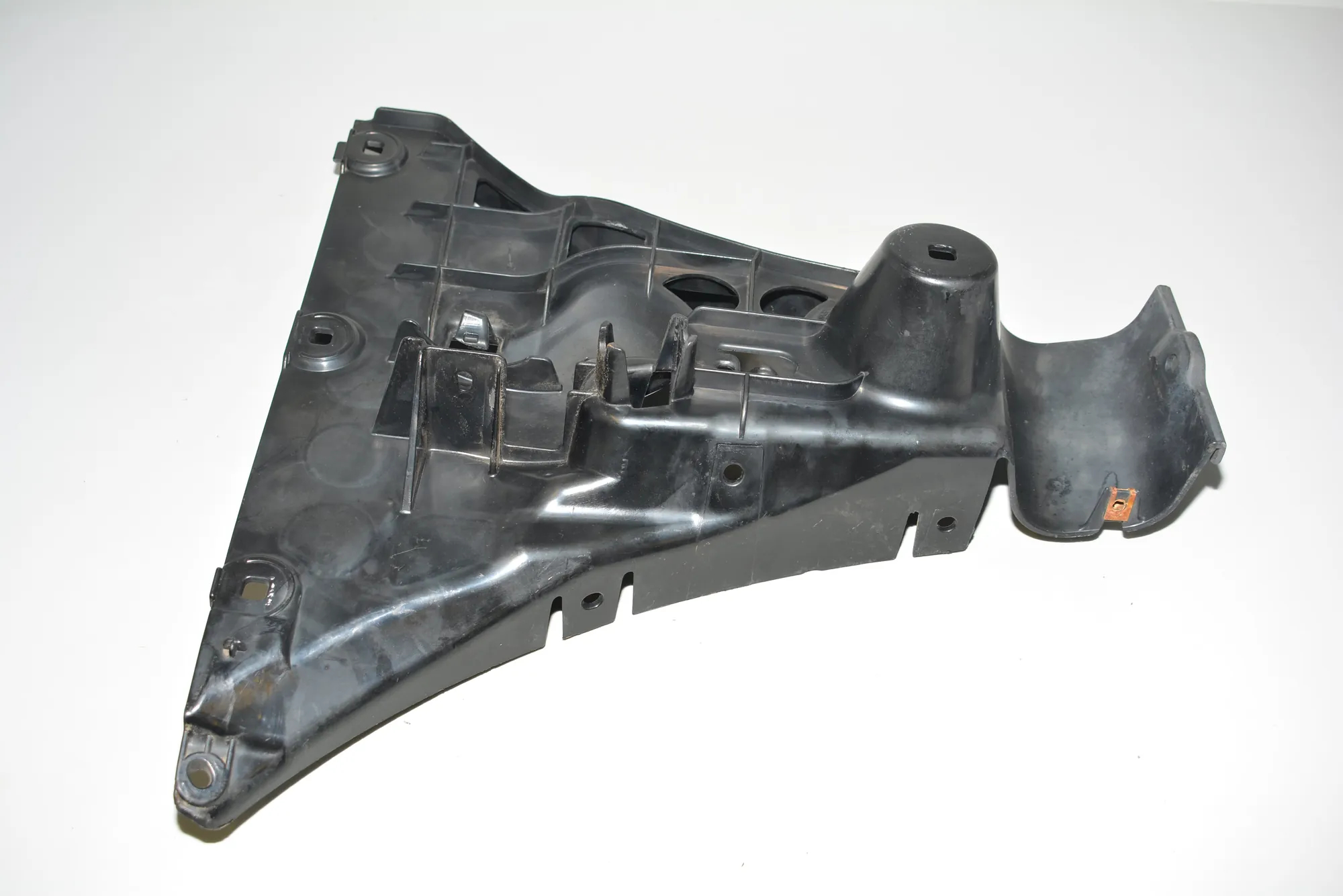 Rear Right Bumper Bracket – OEM 7033716 · BMW 5 (E60) 523 i 2005