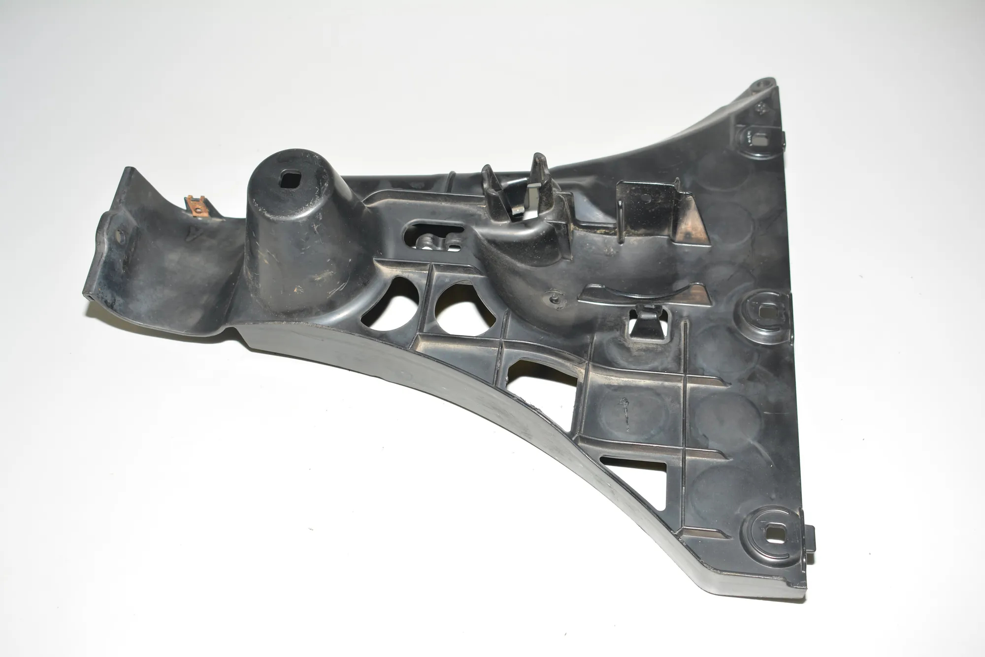 Rear Right Bumper Bracket – OEM 7033716 · BMW 5 (E60) 523 i 2005 – 2