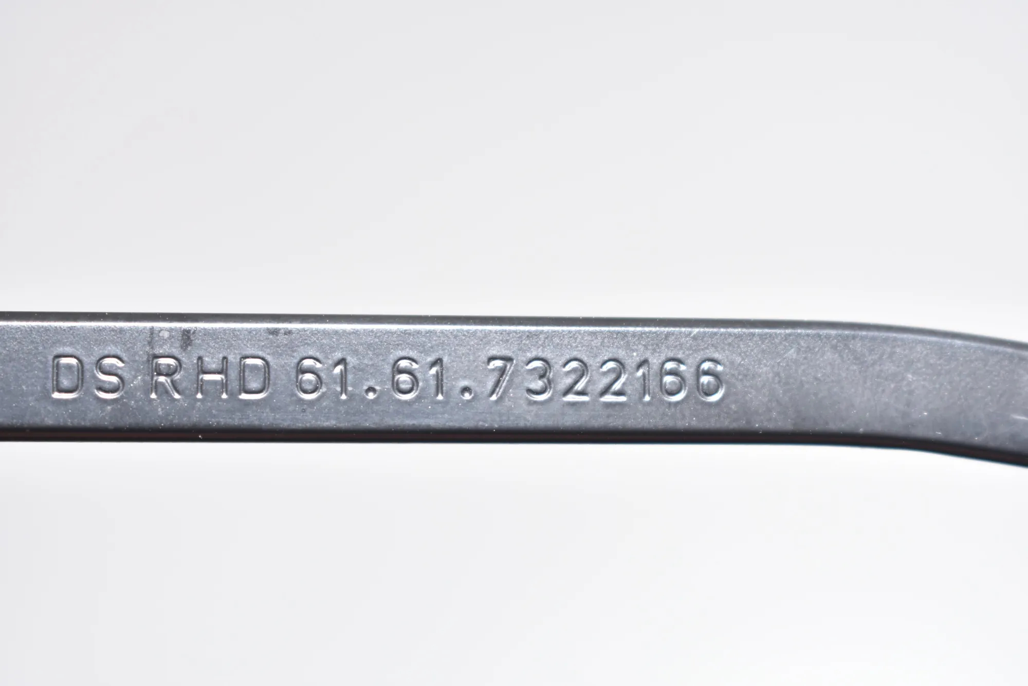 Front Wiper Arms – OEM 7322166 · BMW i3 (I01) BMW i3 (I01) Hybrid 2016 – 4