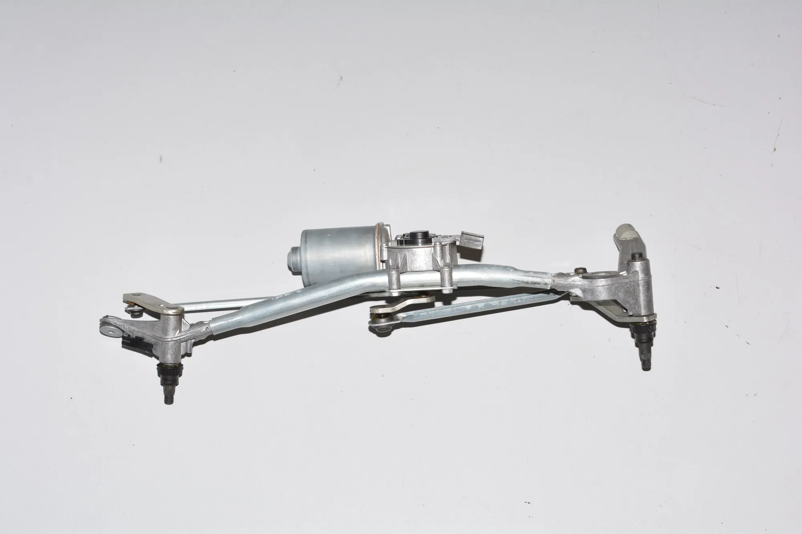 Front Windshield Wiper Mechanism – OEM 6978264 · BMW 3 (E90) 330 d 2009 – 4