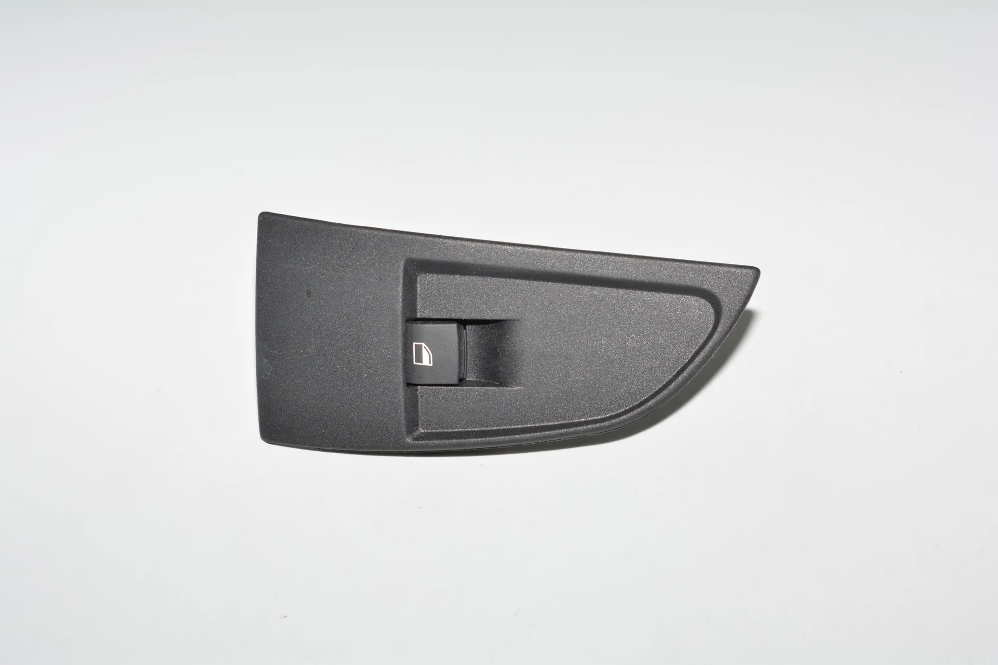 Front Left Door Window Switch – OEM 9208107 · BMW i3 (I01) Electric 2020