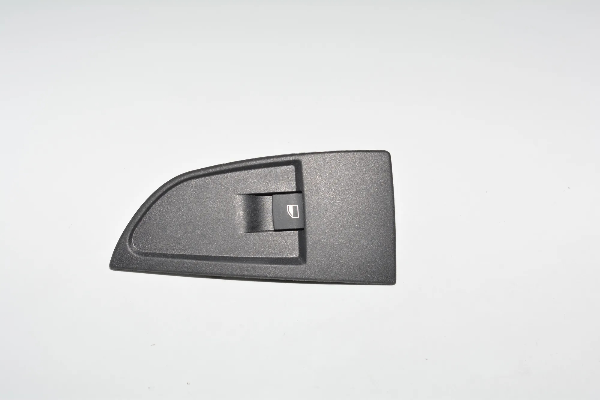 Front Left Door Window Switch – OEM 9208107 · BMW i3 (I01) Electric 2020 – 2