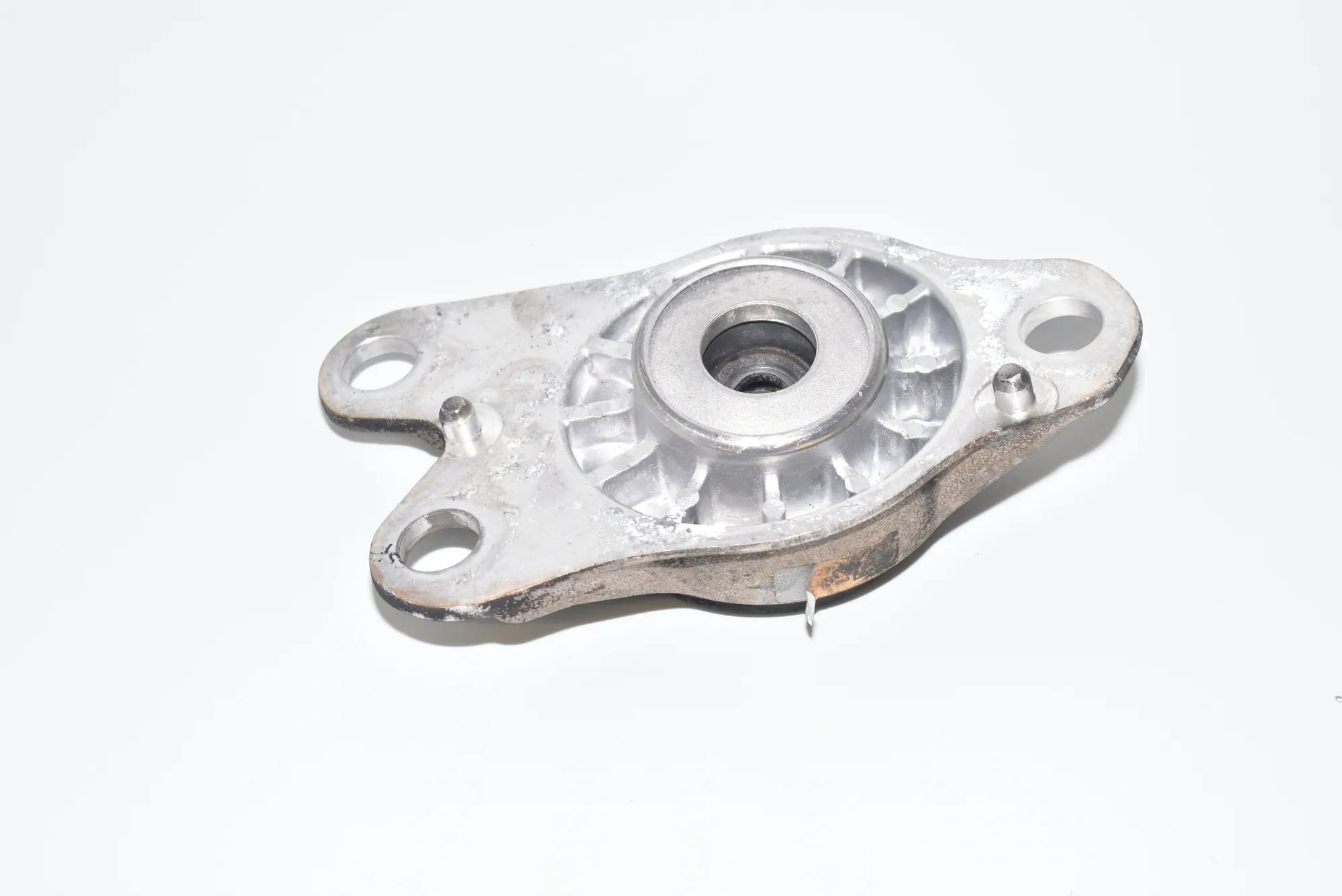 Rear Left Shock Absorber Bracket · BMW i3 (I01) Hybrid 2018