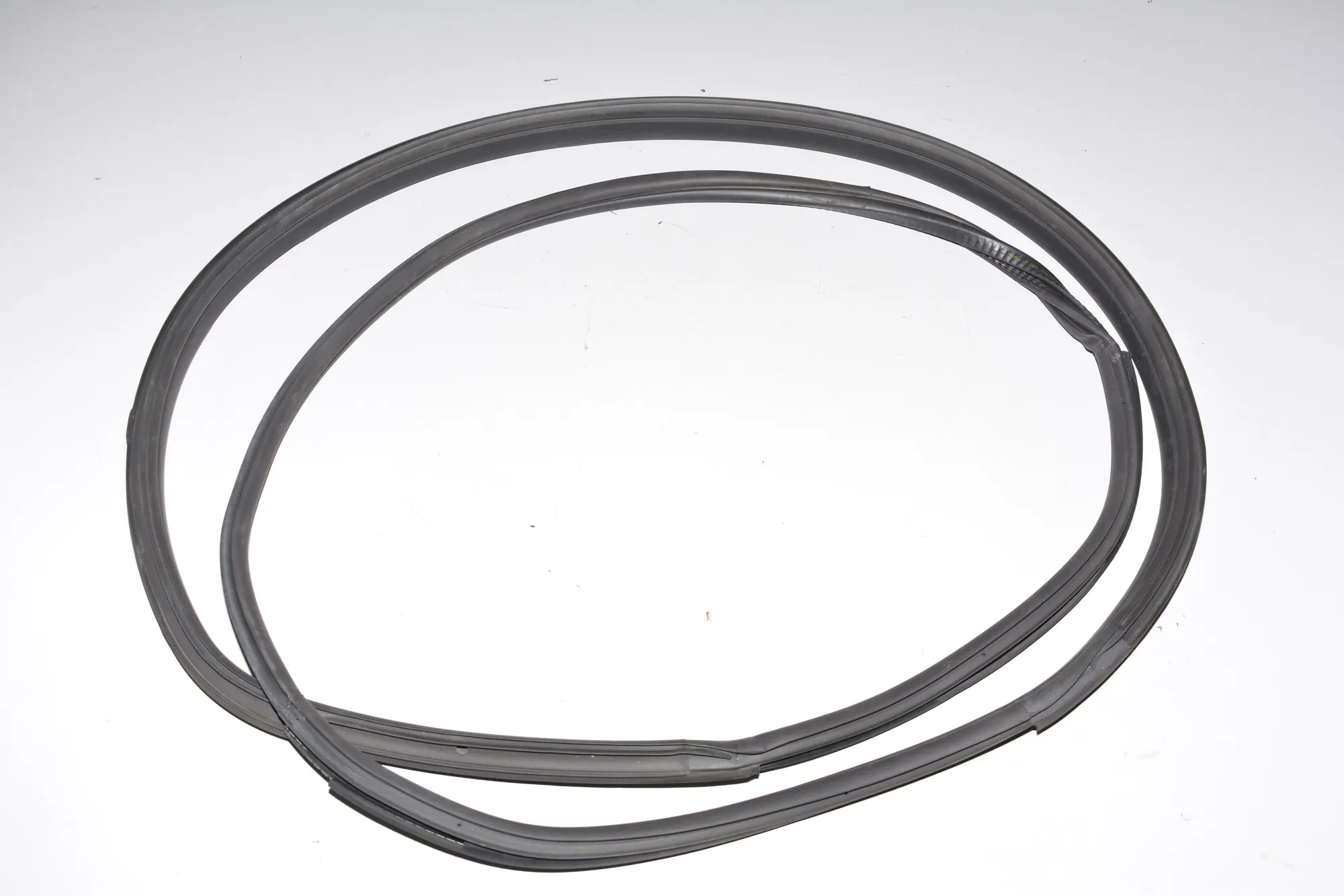 Front Right Door Seal Rubber – OEM 7301742 · BMW i3 (I01) Hybrid 2016 – 3