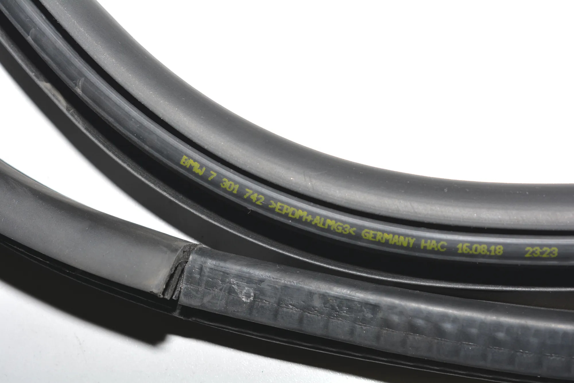 Front Right Door Seal Rubber – OEM 7301742 · BMW i3 (I01) Hybrid 2016 – 6