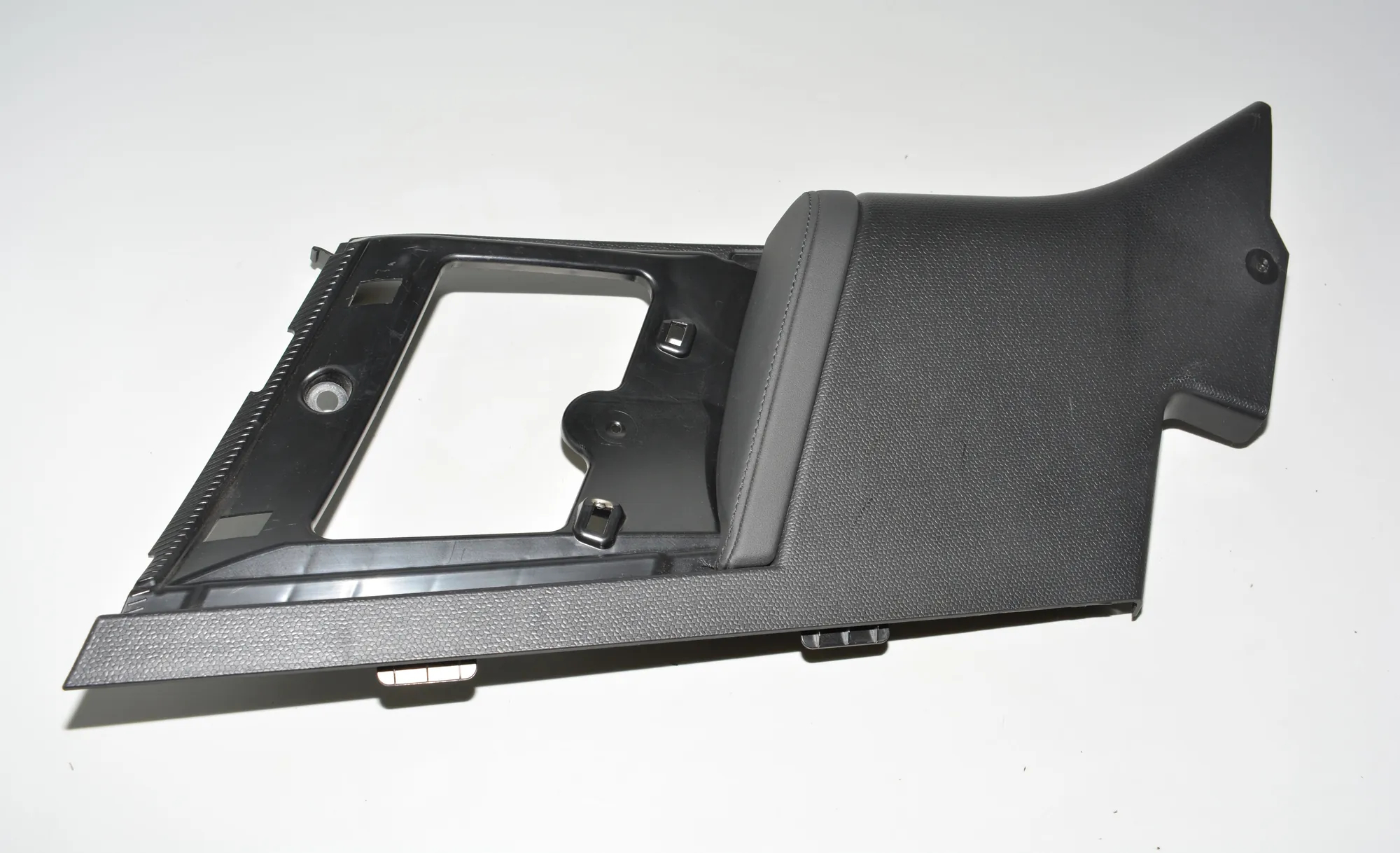 Rear Left Pillar Trim – OEM 7362581 · BMW i3 (I01) Electric 2020 – 2