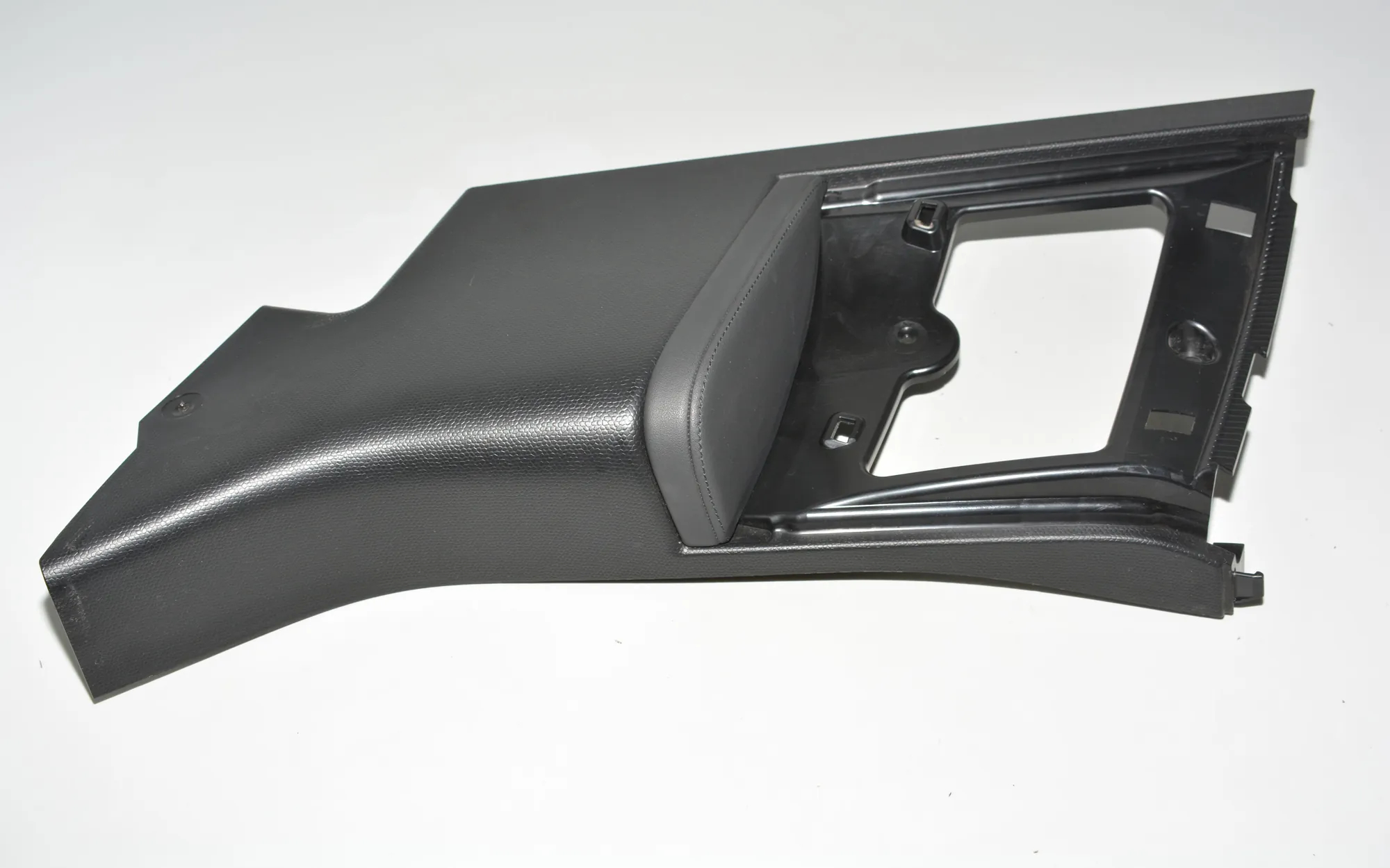 Rear Left Pillar Trim – OEM 7362581 · BMW i3 (I01) Electric 2020
