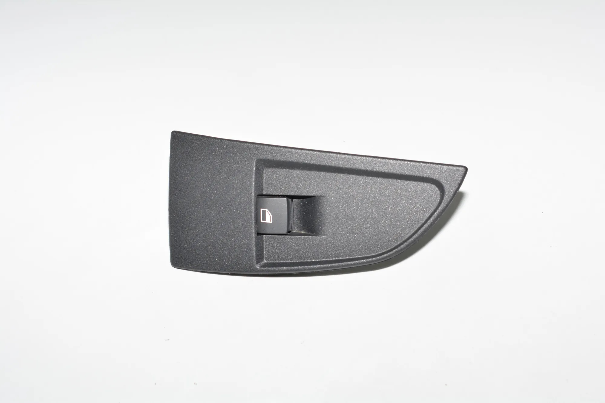 Front Left Door Window Switch – OEM 9208107 · BMW i3 (I01) Hybrid 2018 – 2